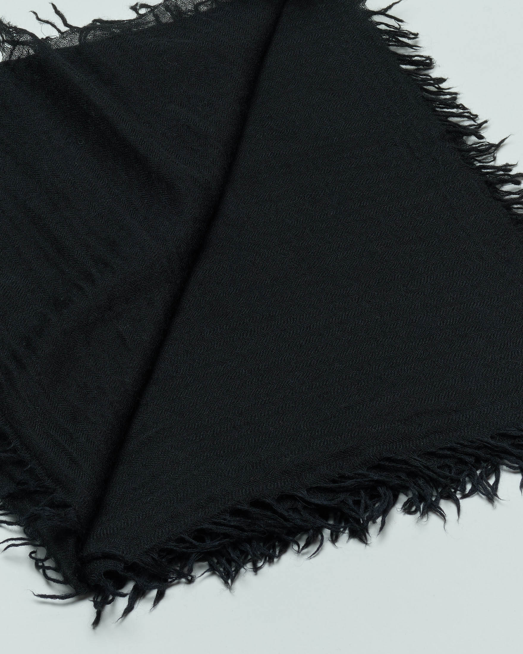 Sciarpa Raja nera in pura lana rifinita con frangette image