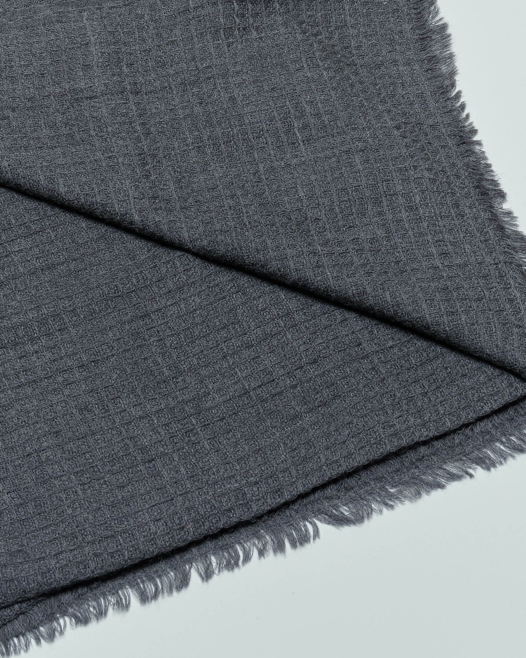 Sciarpa Raja grigia tinta unita in pura lana punto waffle image
