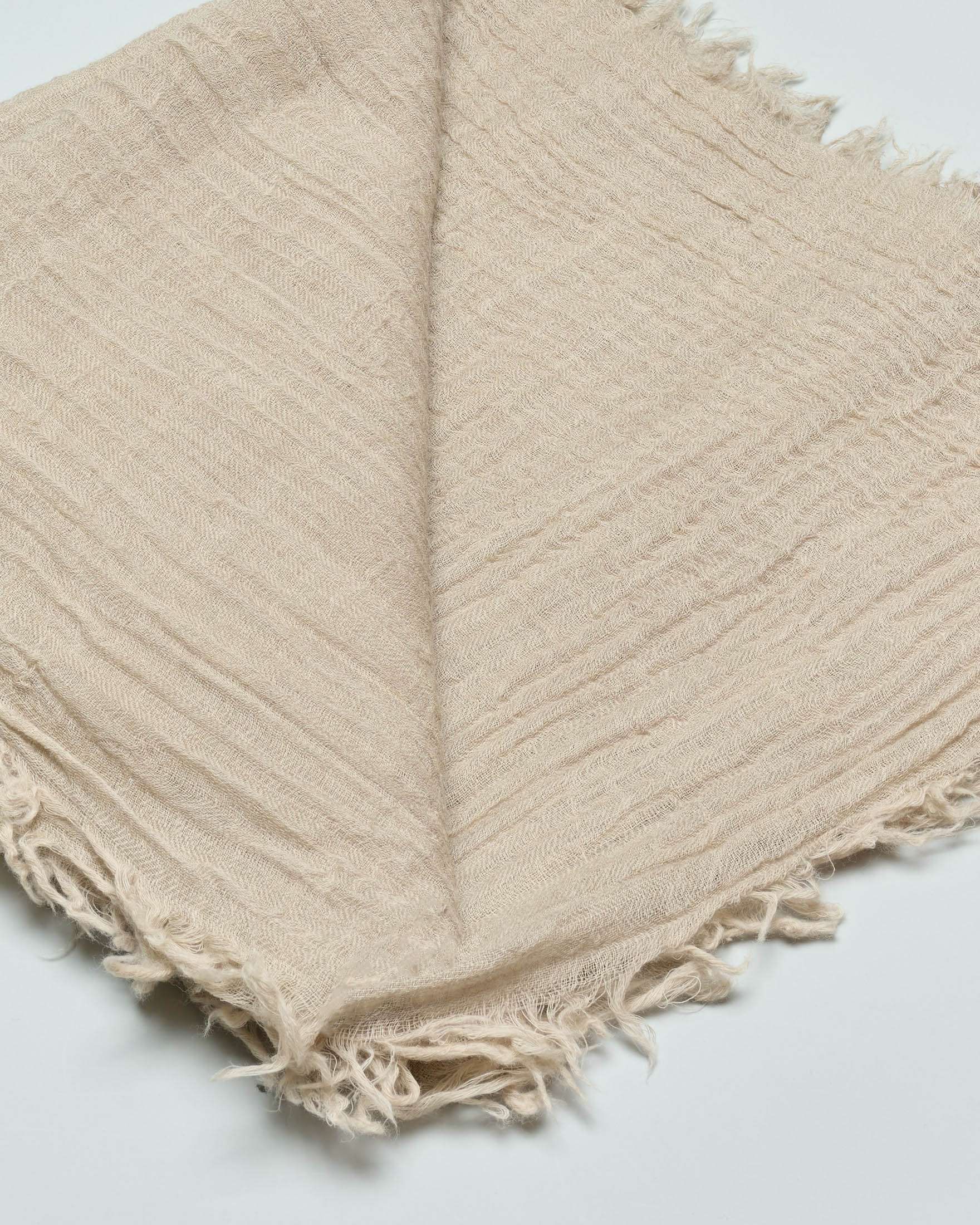 Sciarpa Raja beige in pura lana rifinita con frangette image