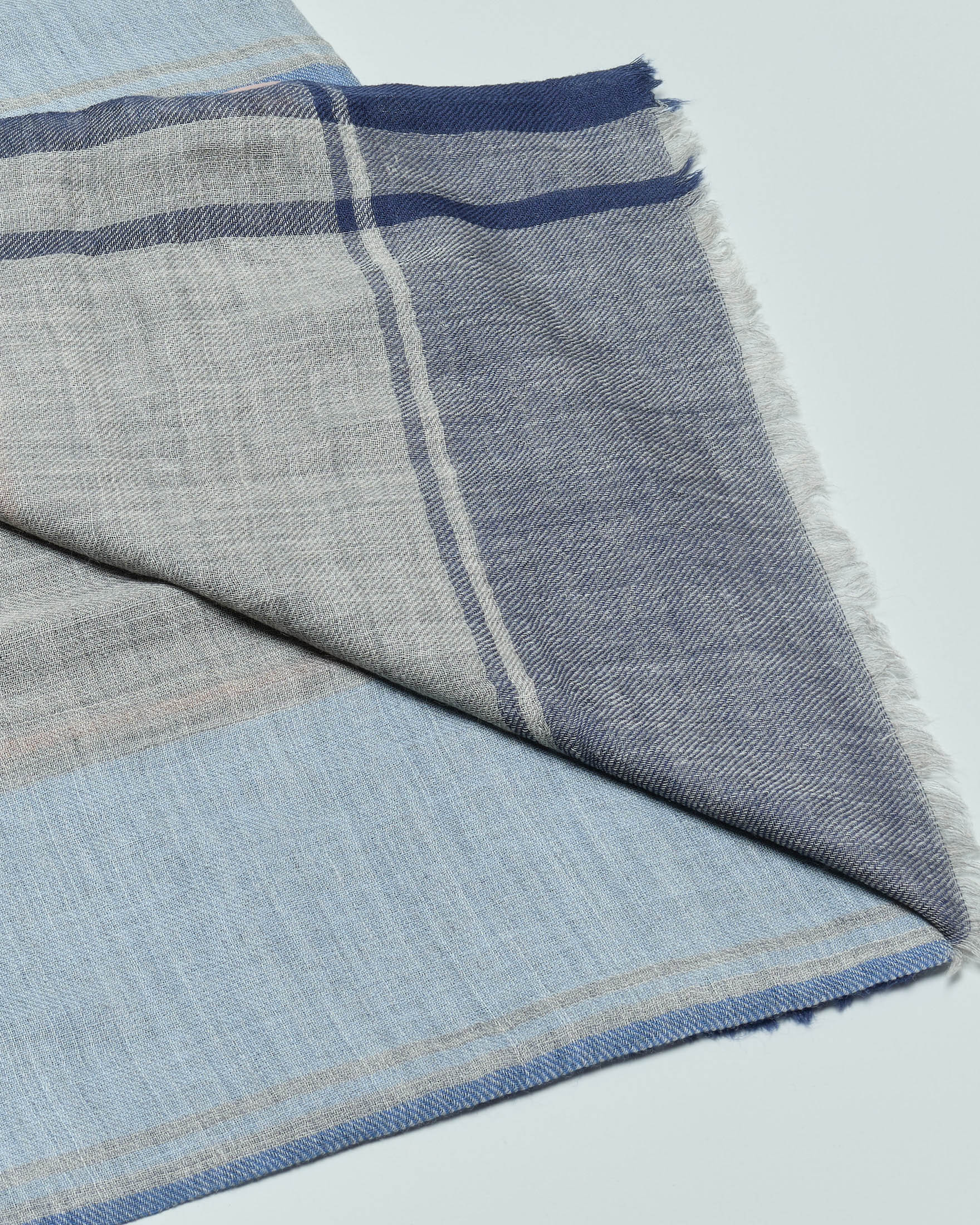 Sciarpa Raja color block azzurra e grigia in pura lana image