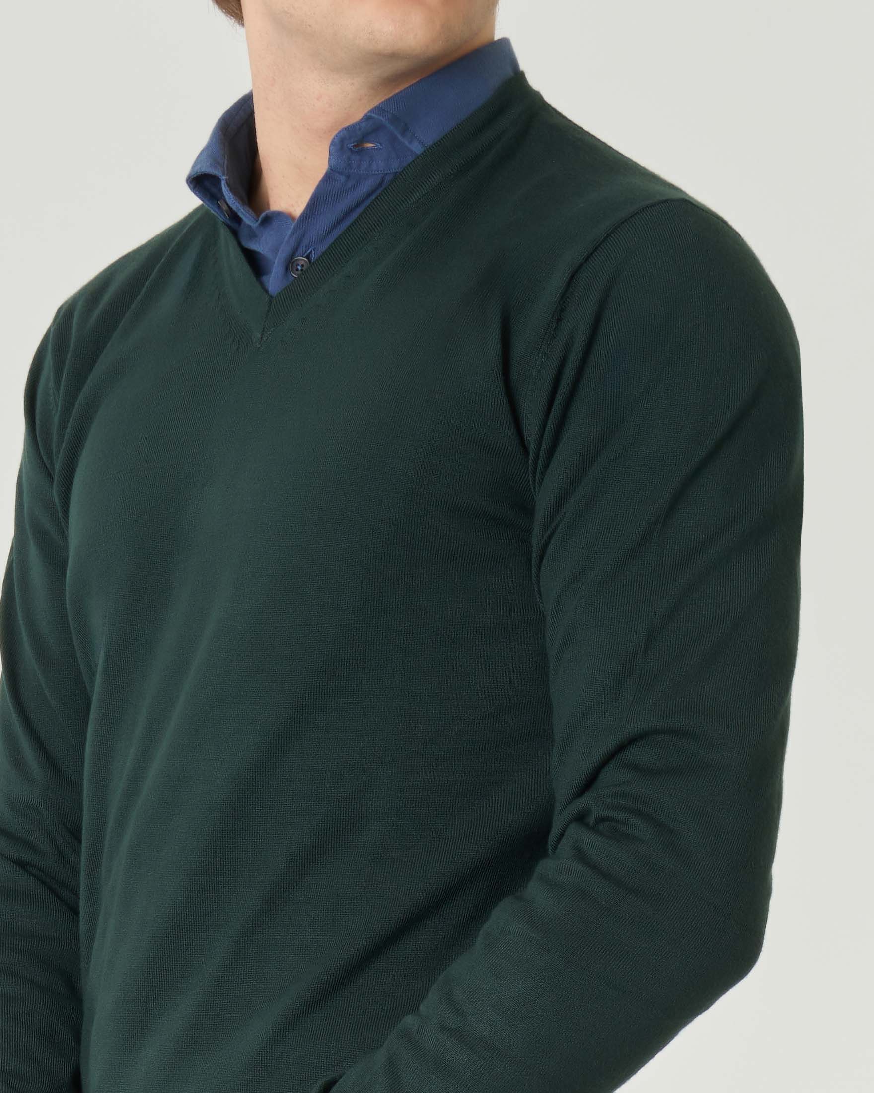 Maglia verde scollo a V tinta unita image