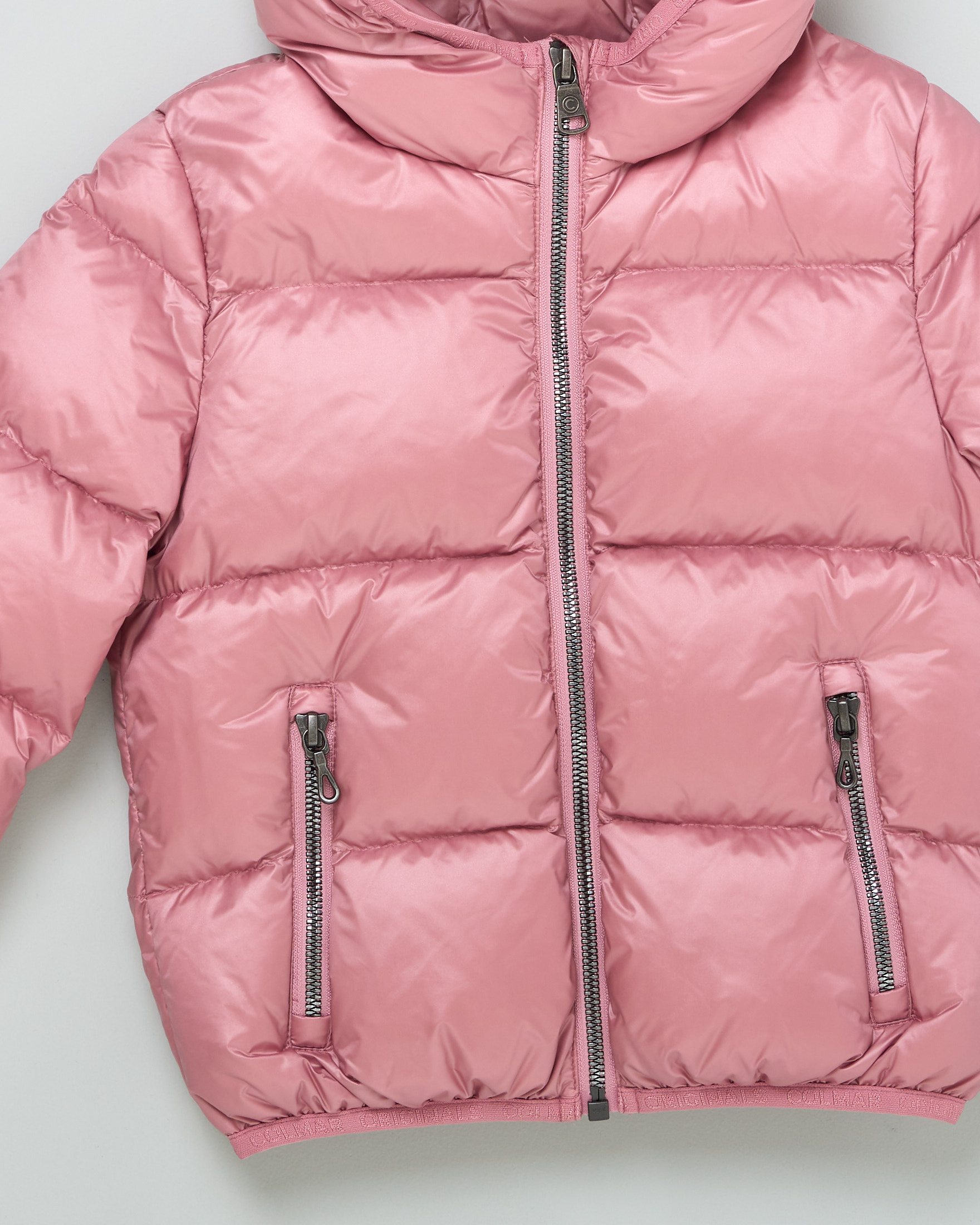 Piumino rosa con cappuccio fisso in nylon trapuntato imbottito in piuma 