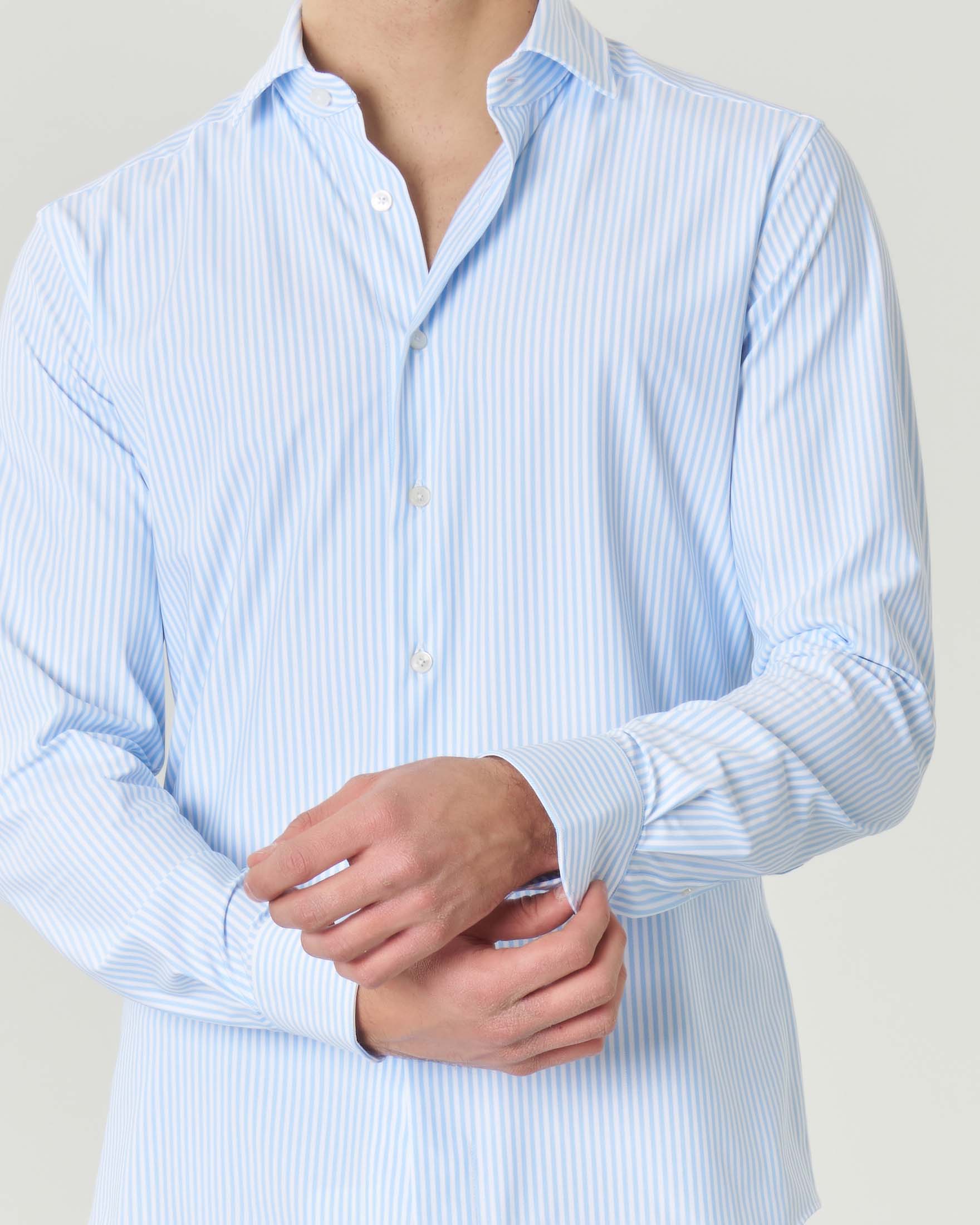 Camicia a righe bianche e azzurr in tessuto tecnico active tailor fit image