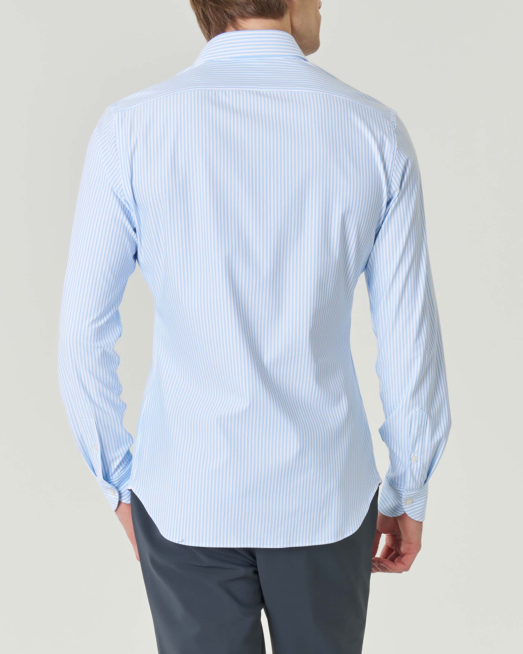 Camicia a righe bianche e azzurr in tessuto tecnico active tailor fit