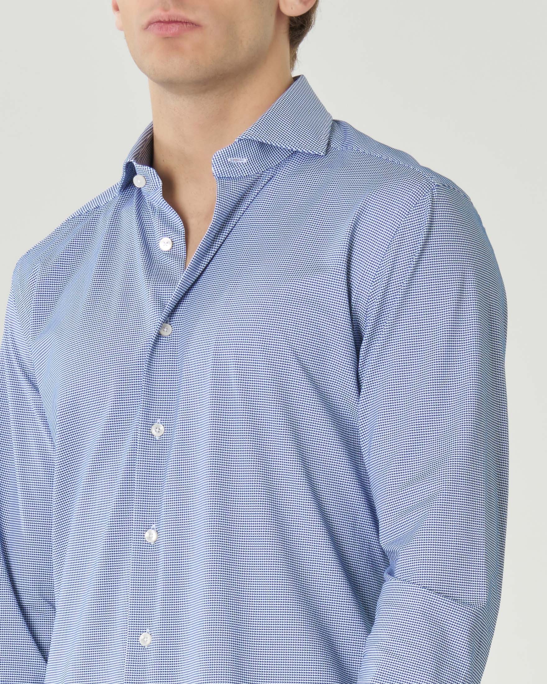 Camicia micro fantasia bianca e blu in tessuto tecnico active tailor fit image
