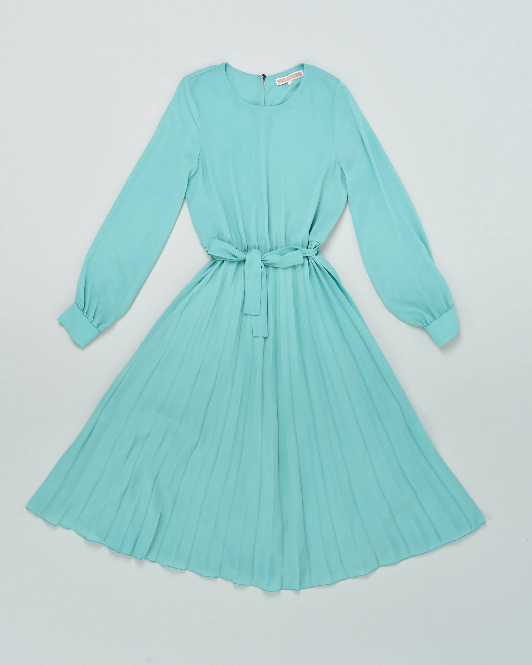 Abito color acqua midi in crêpe a maniche lunghe con gonna plissé e cinturino in vita 