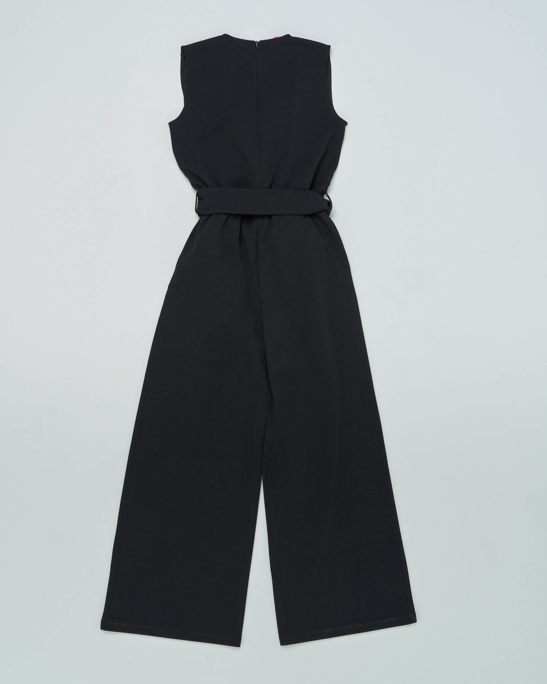 Tuta smanicata nera in crêpe stretch con scollo a V incrociato e cintura in vita 