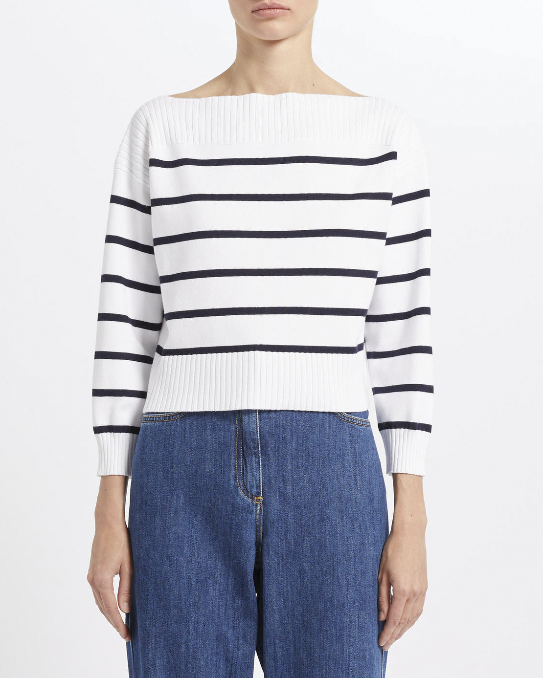 Maglia bianca boxy a righe blu in misto viscosa stretch con scollo a barchetta