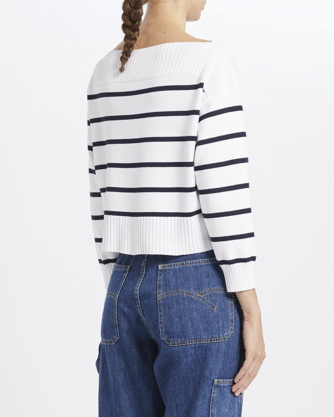 Maglia bianca boxy a righe blu in misto viscosa stretch con scollo a barchetta image