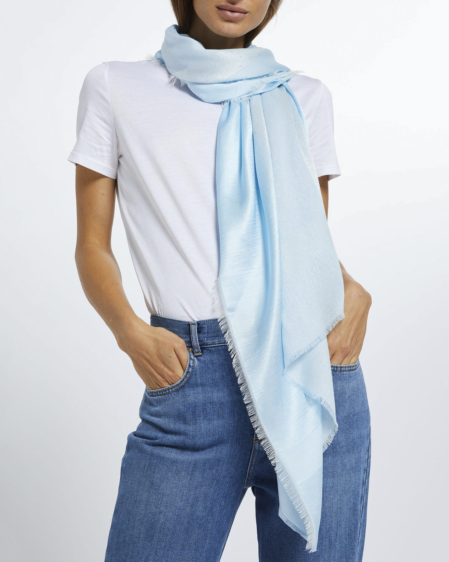 Stola in misto viscosa a sfumature color acqua con inserti in paillettes