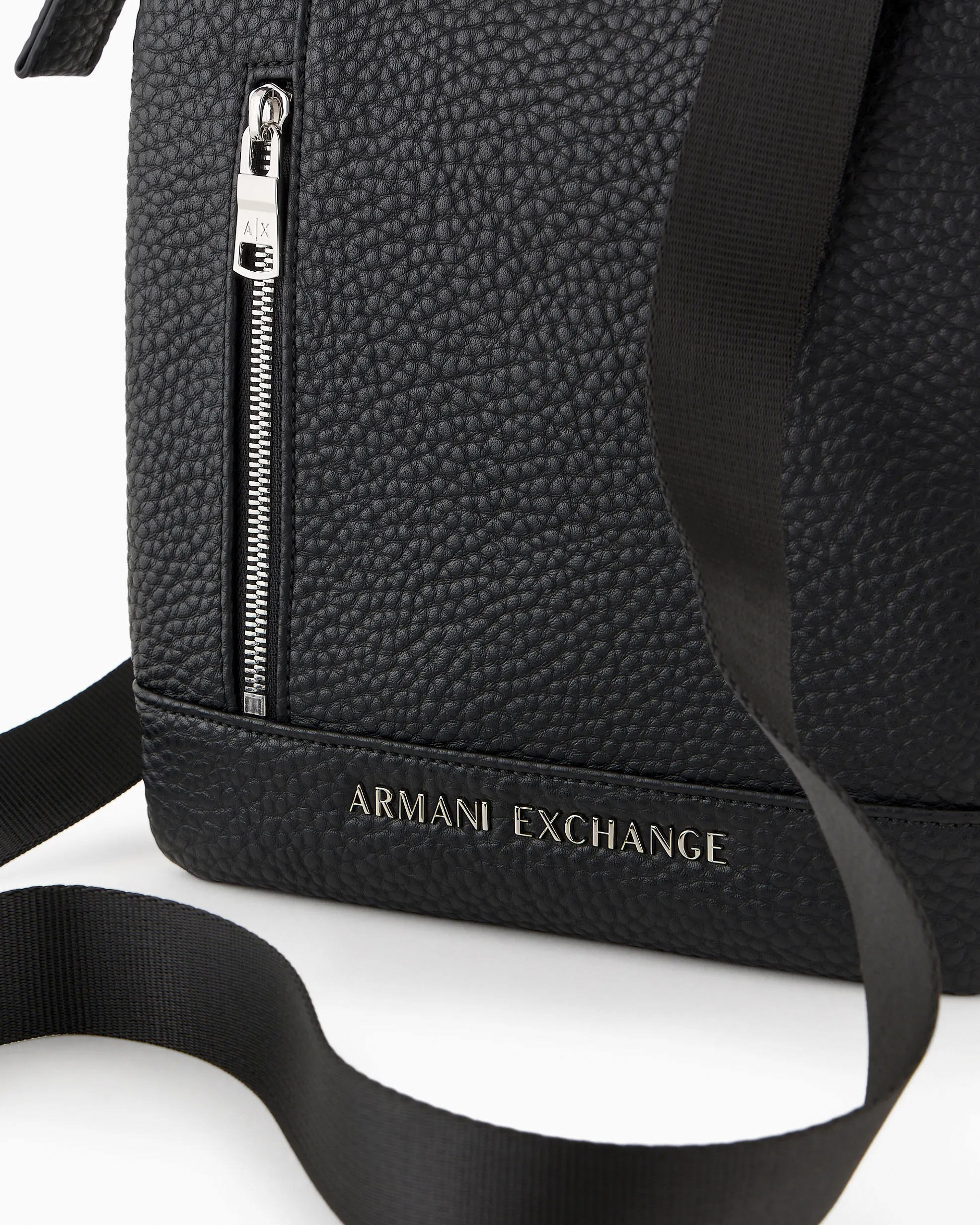 Borsa a tracolla piatta nera Armani Exchange in similpelle martellata con logo scritta in metallo