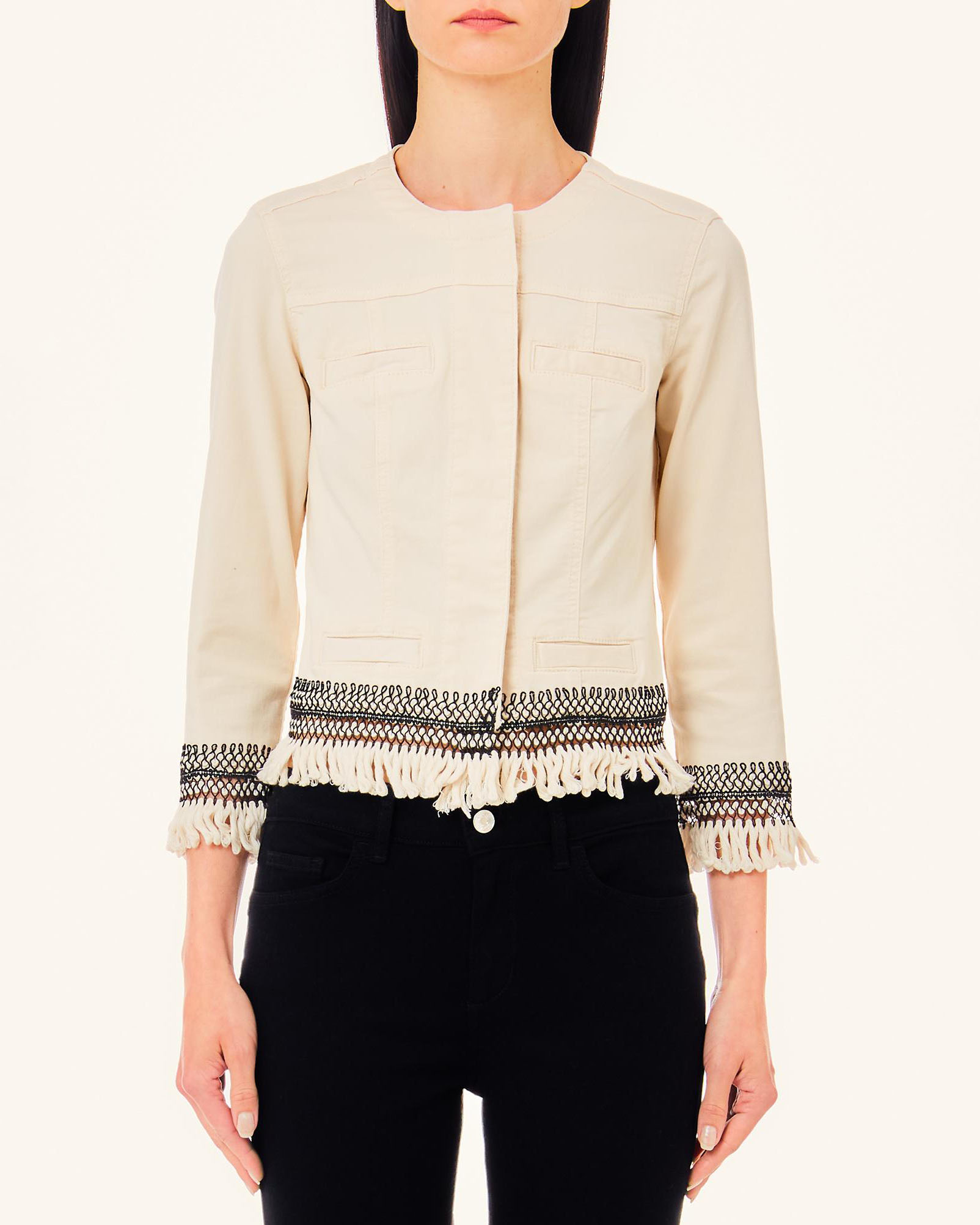 Giacca color crema in cotone senza colletto e frange applicate al fondo con ricami traforati