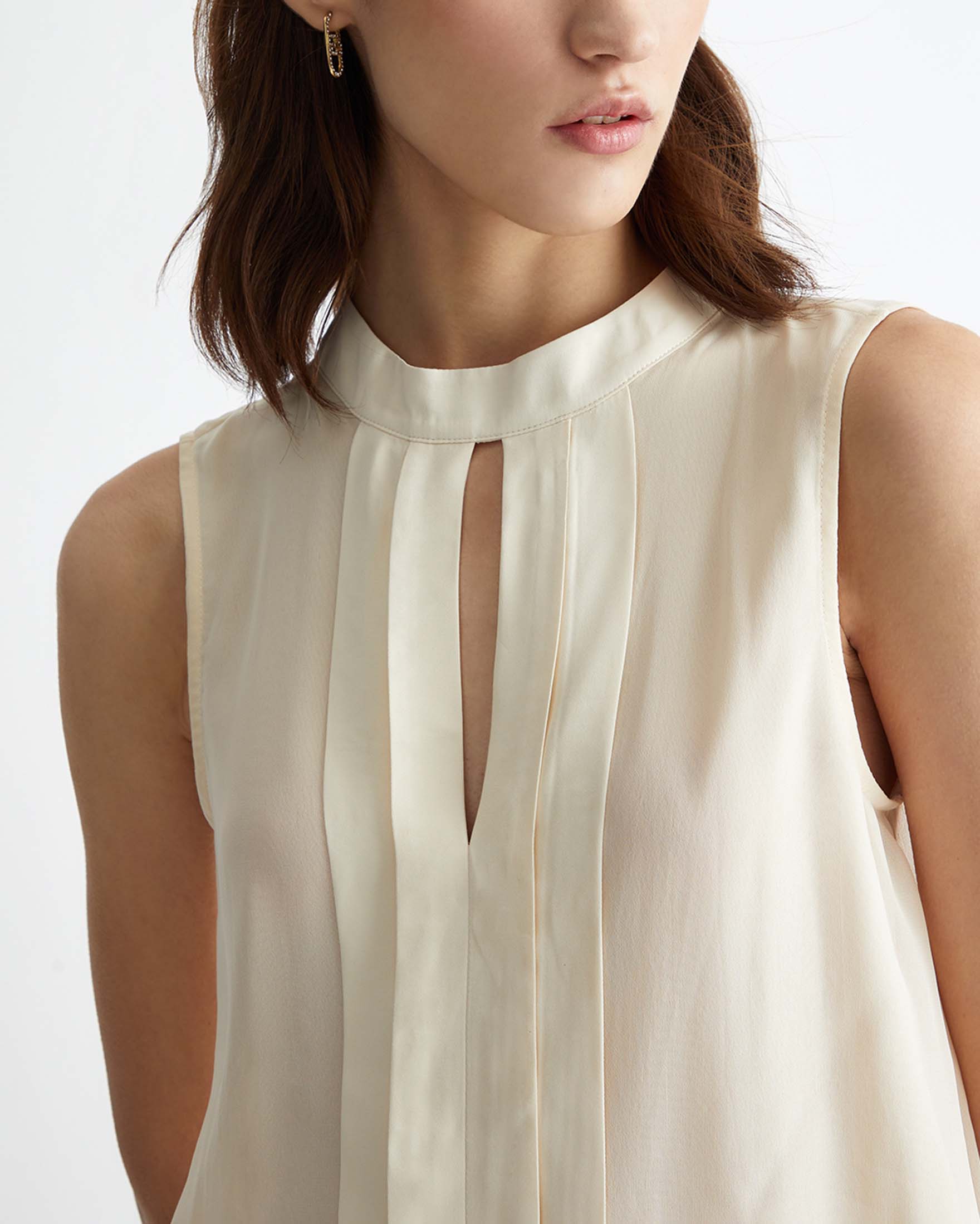 Blusa in crepe di viscosa senza maniche con colletto a listino e