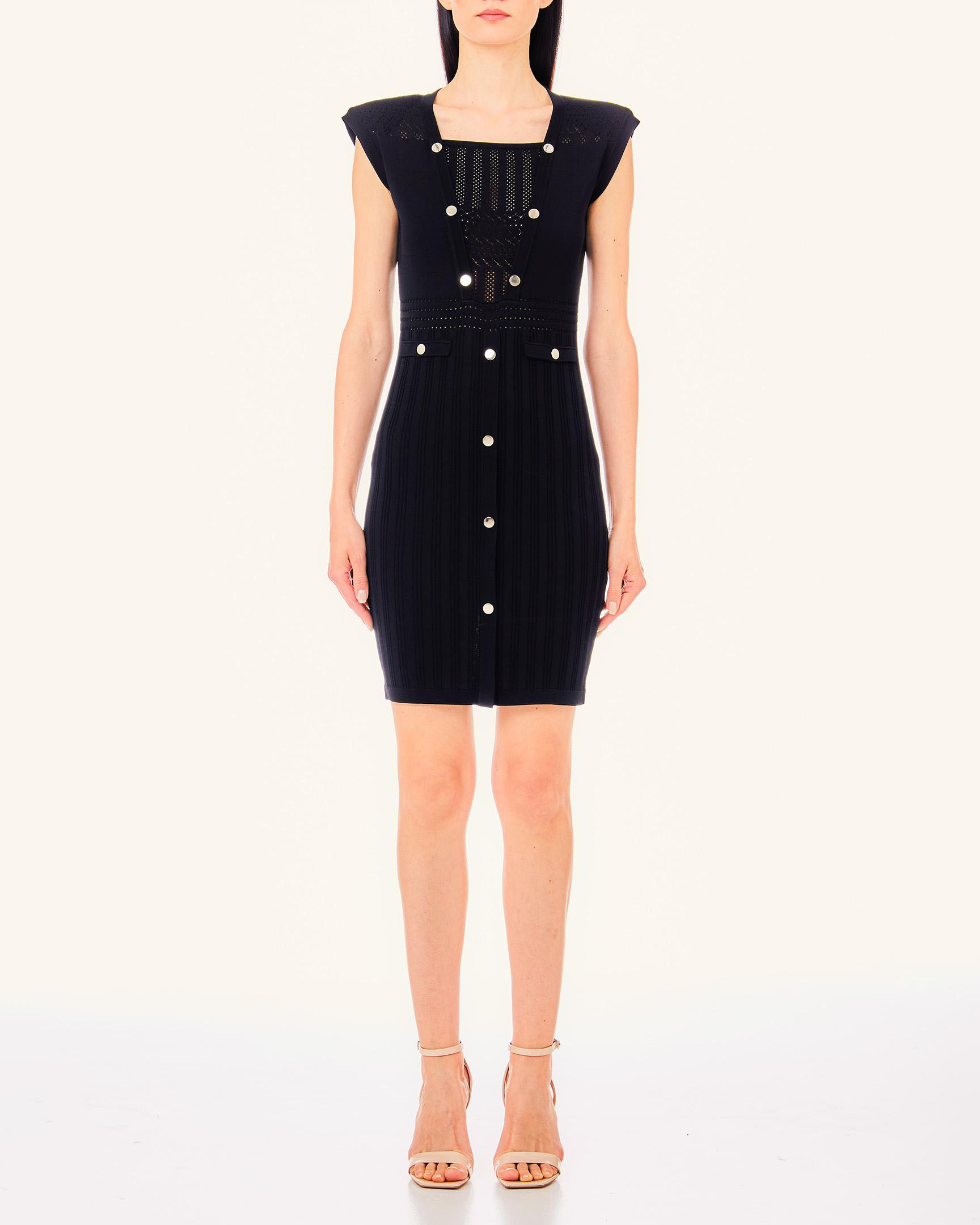 Abito corto nero in maglia di misto viscosa a motivo traforato con spalline imbottite e bottoni dorati