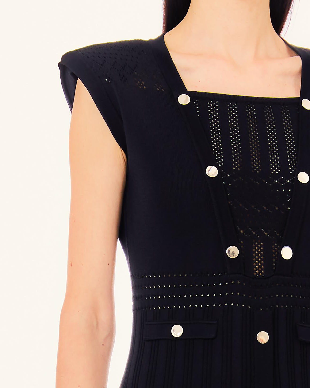 Abito corto nero in maglia di misto viscosa a motivo traforato con spalline imbottite e bottoni dorati image