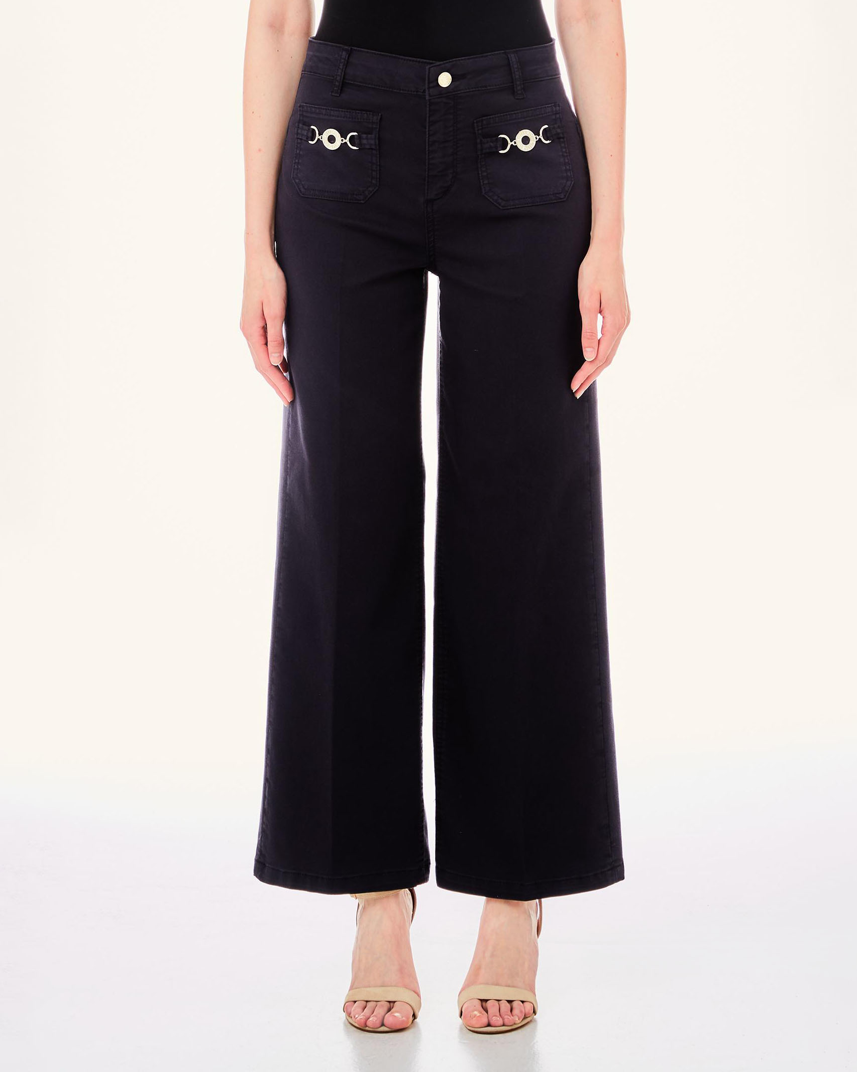 Pantaloni blu cropped flare al fondo in cotone stretch con cinturini applicati in metallo sul davanti