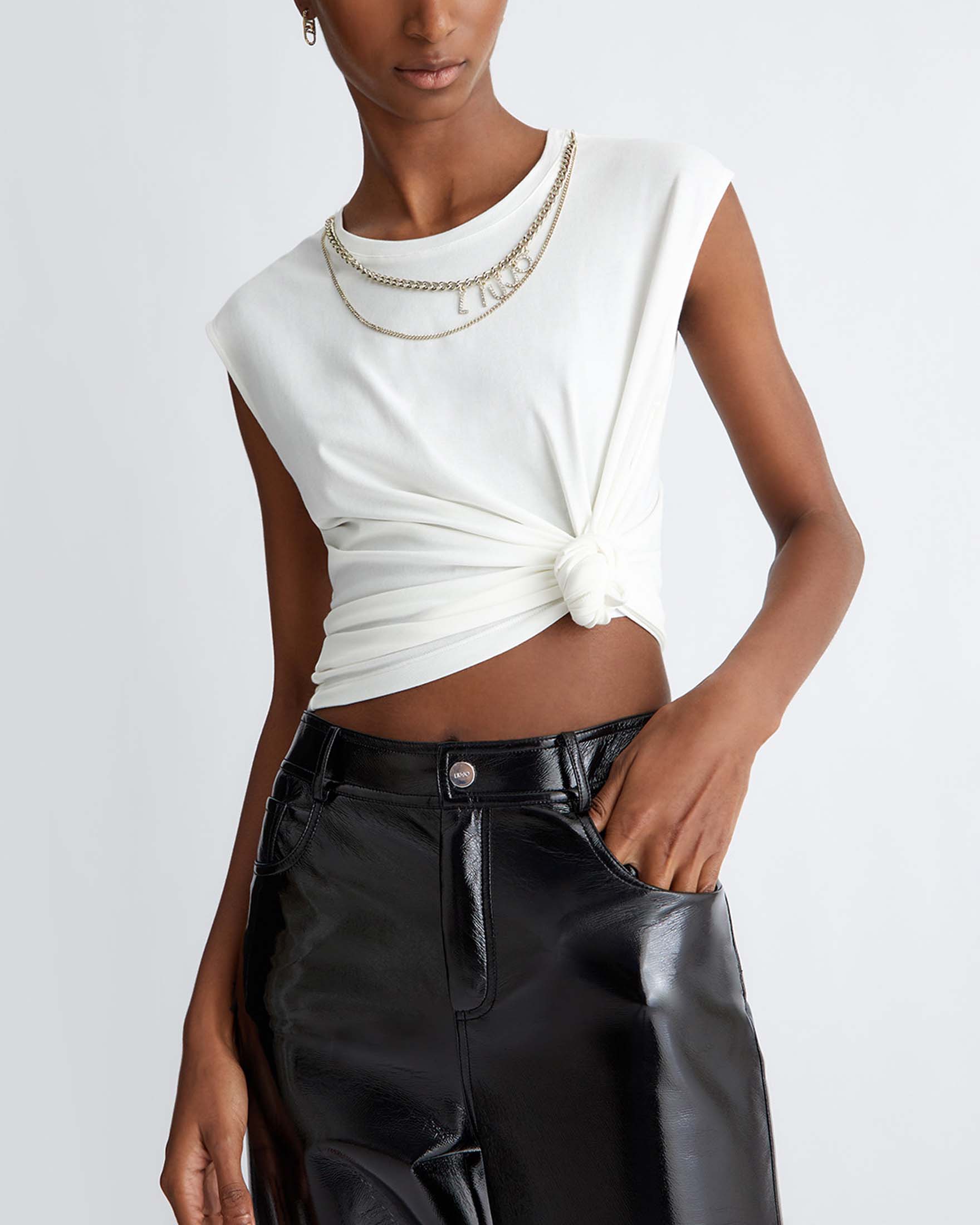 T-shirt bianca in cotone stretch con catenella logata applicata image