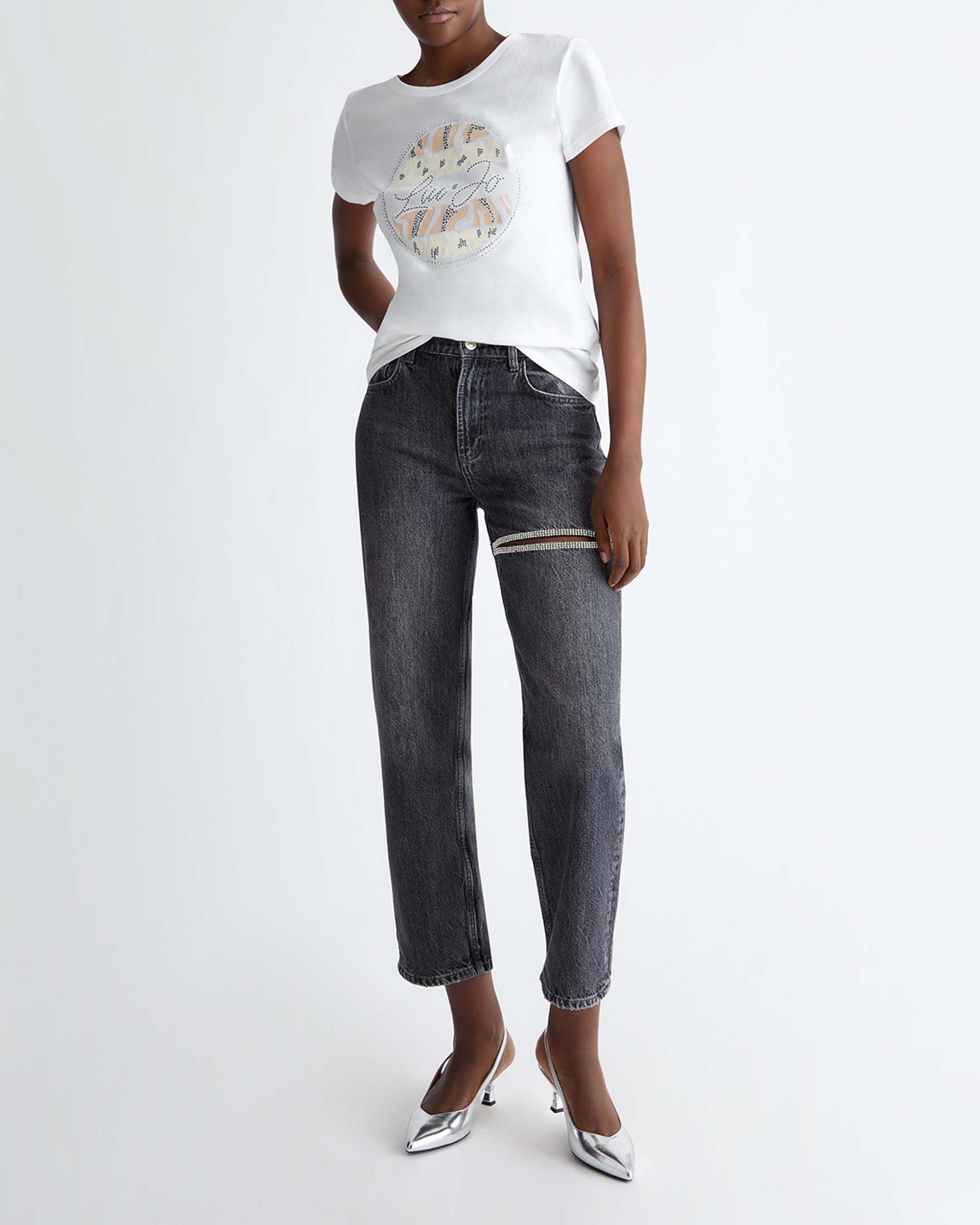 T-shirt bianca in cotone con stampa a motivo safari con scritta logo a borchiette