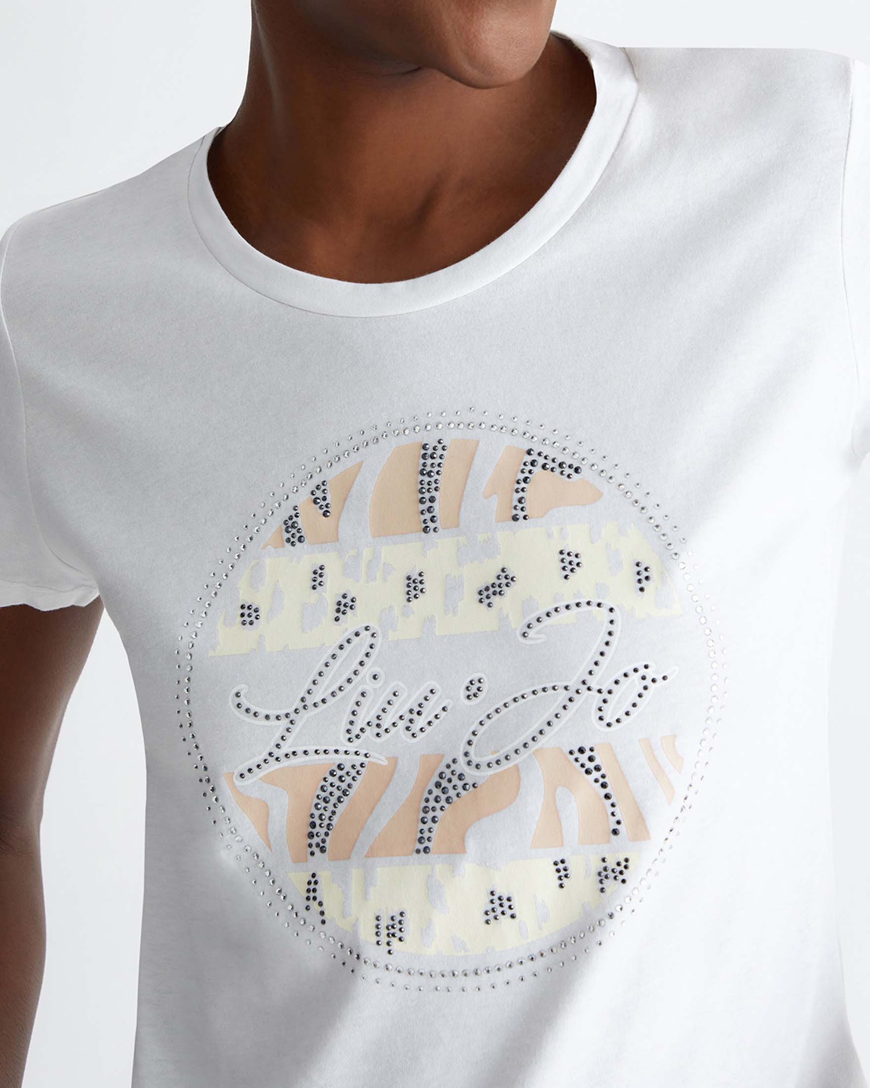T-shirt bianca in cotone con stampa a motivo safari con scritta logo a borchiette image