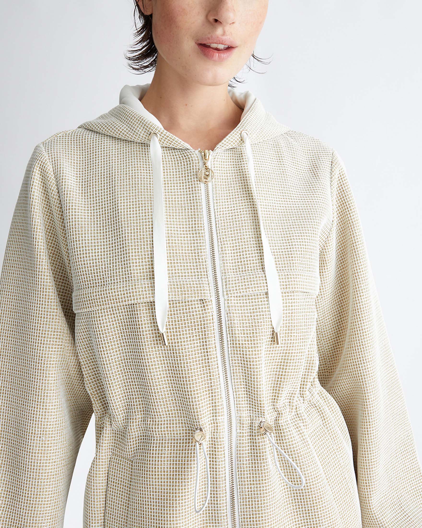 Giubbino color oro in jersey effetto rete con inserti in lurex, cappuccio e doppia coulisse in vita image