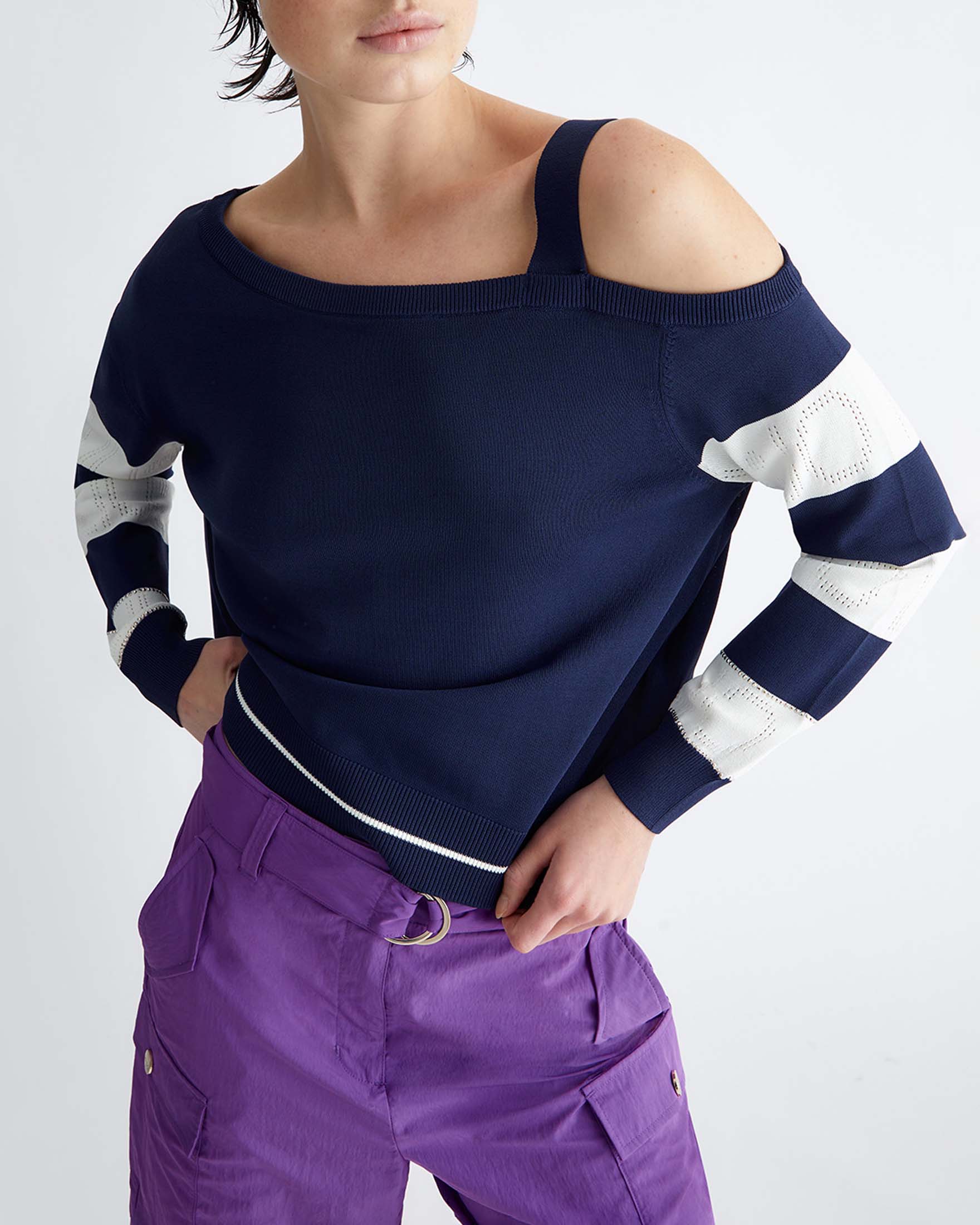 Maglia blu in misto viscosa a righe bianche con scritta logo traforata sulle maniche e cut out sulla spalla