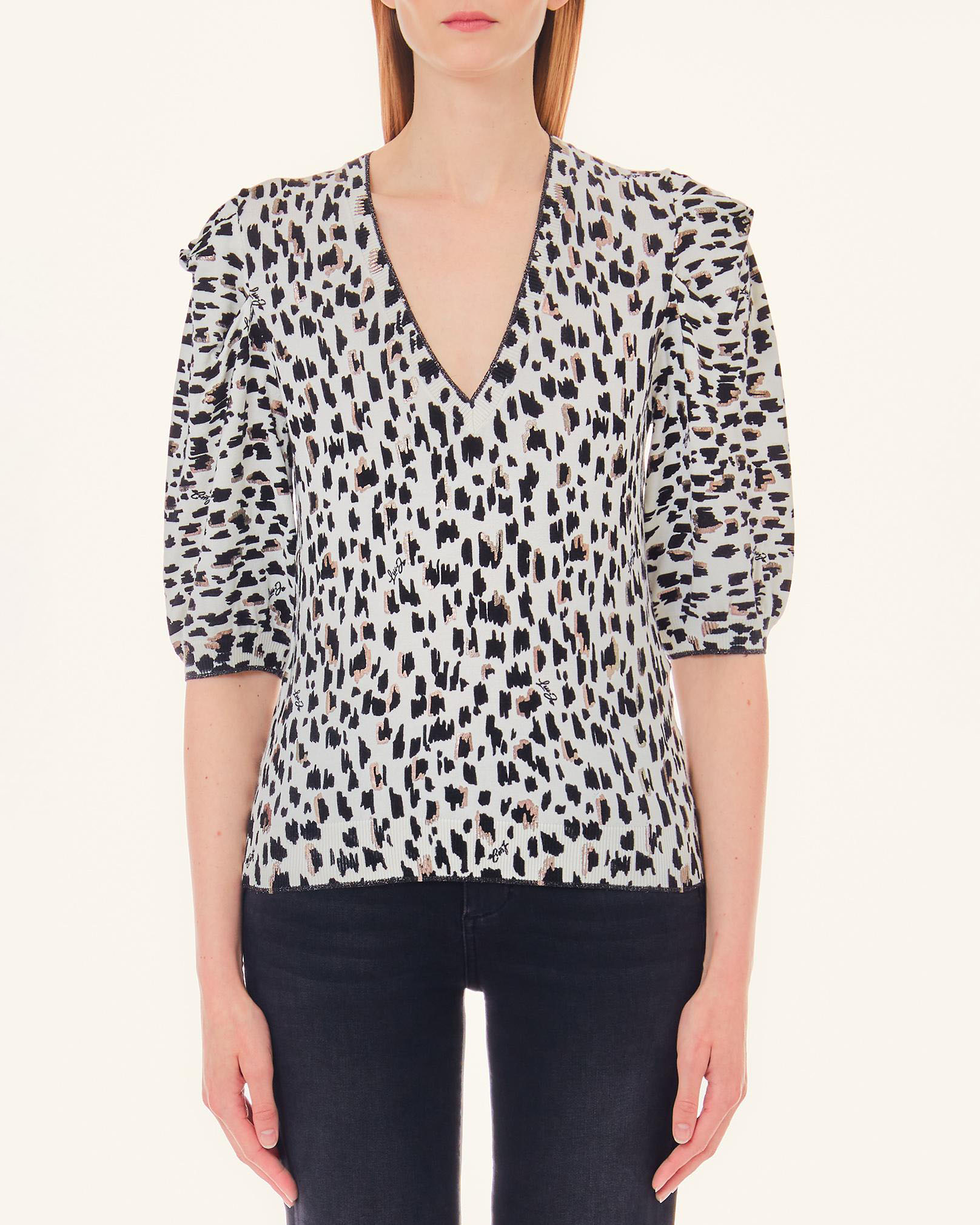 Maglia bianca a fantasia animalier nera e oro con maniche corte e scollo a V