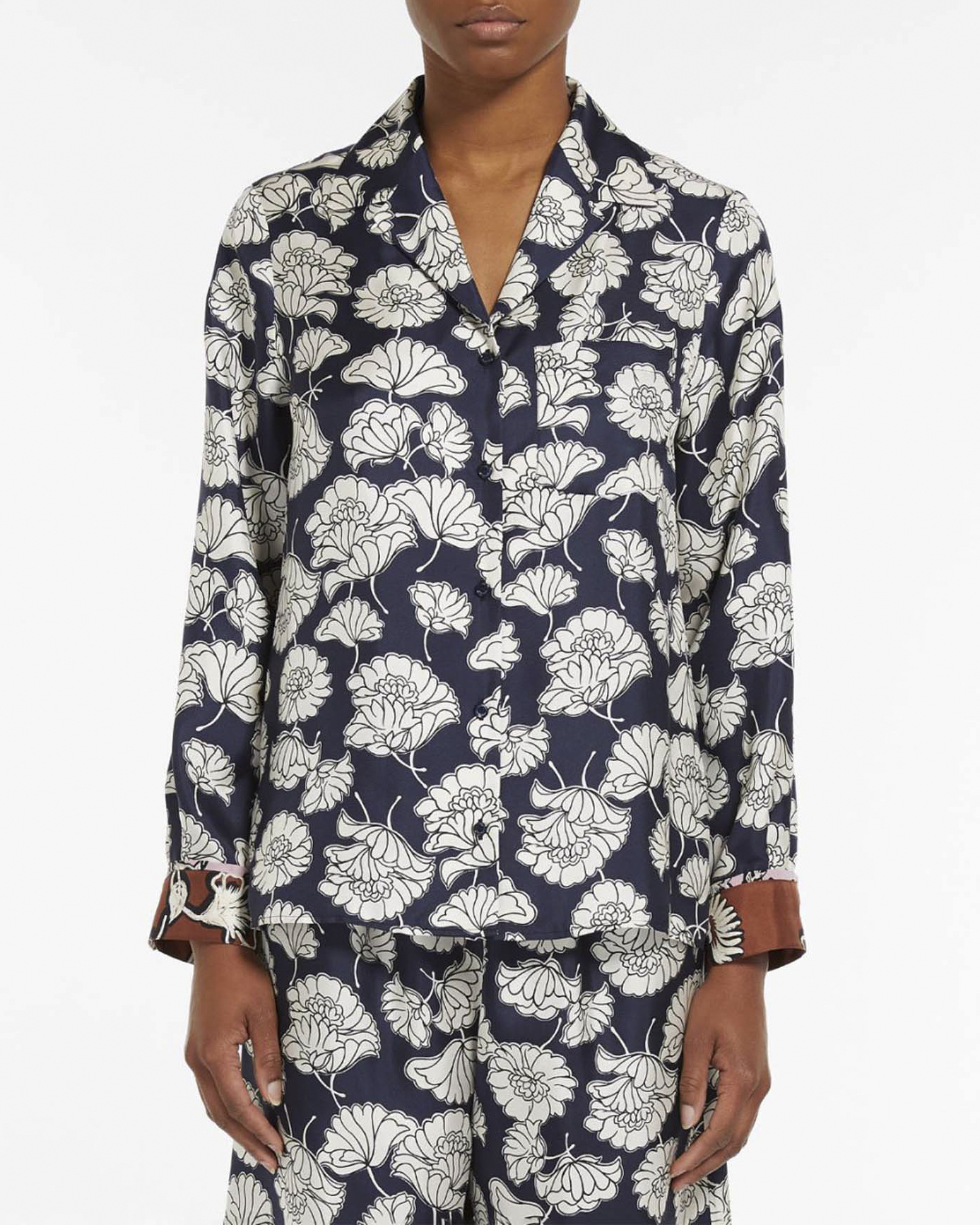 Camicia blu in twill di seta a fantasia fiori bianchi con scollo a rever e polsini color coccio