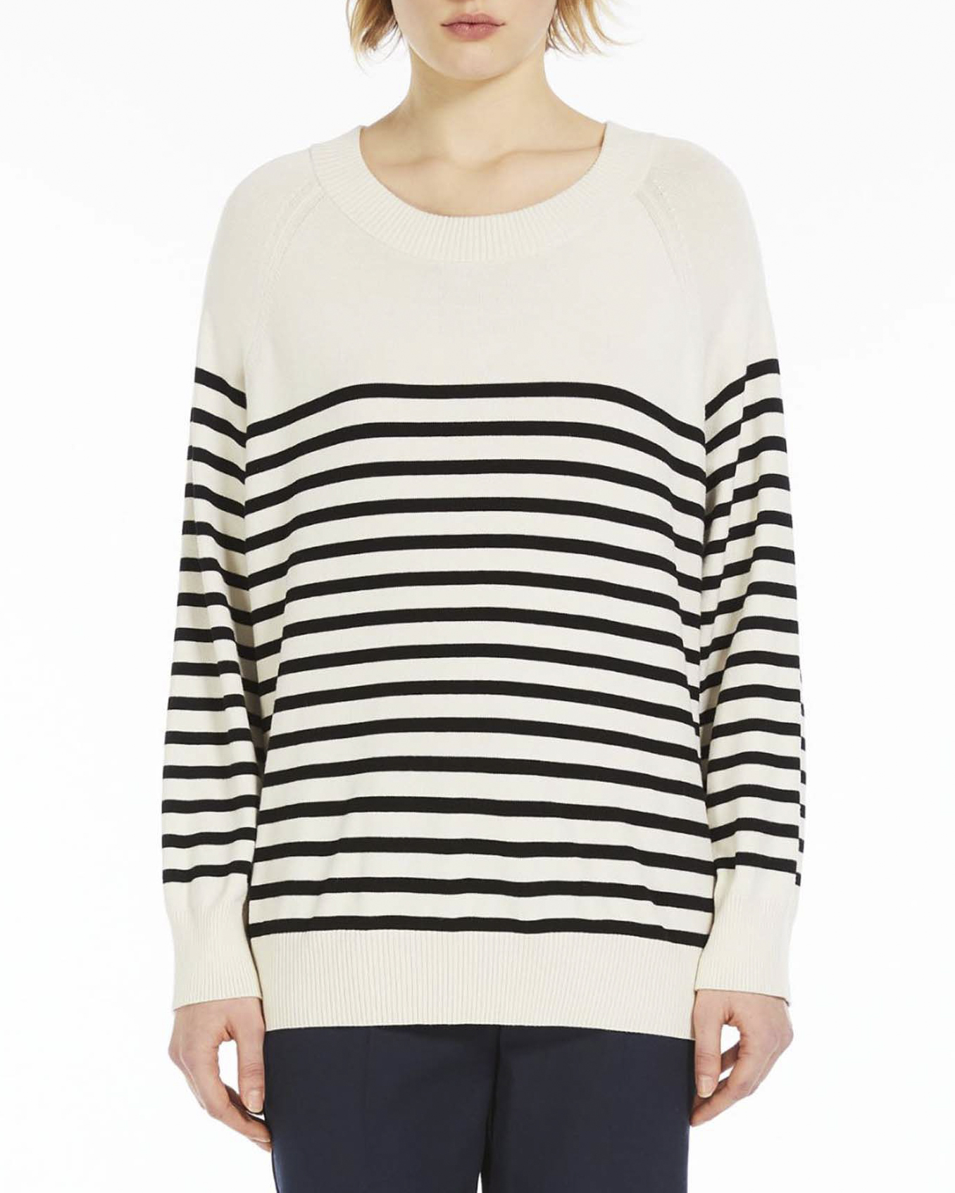 Maglia bianca in misto viscosa a motivo a righe nere con spalla scesa e scollo tondo ampio
