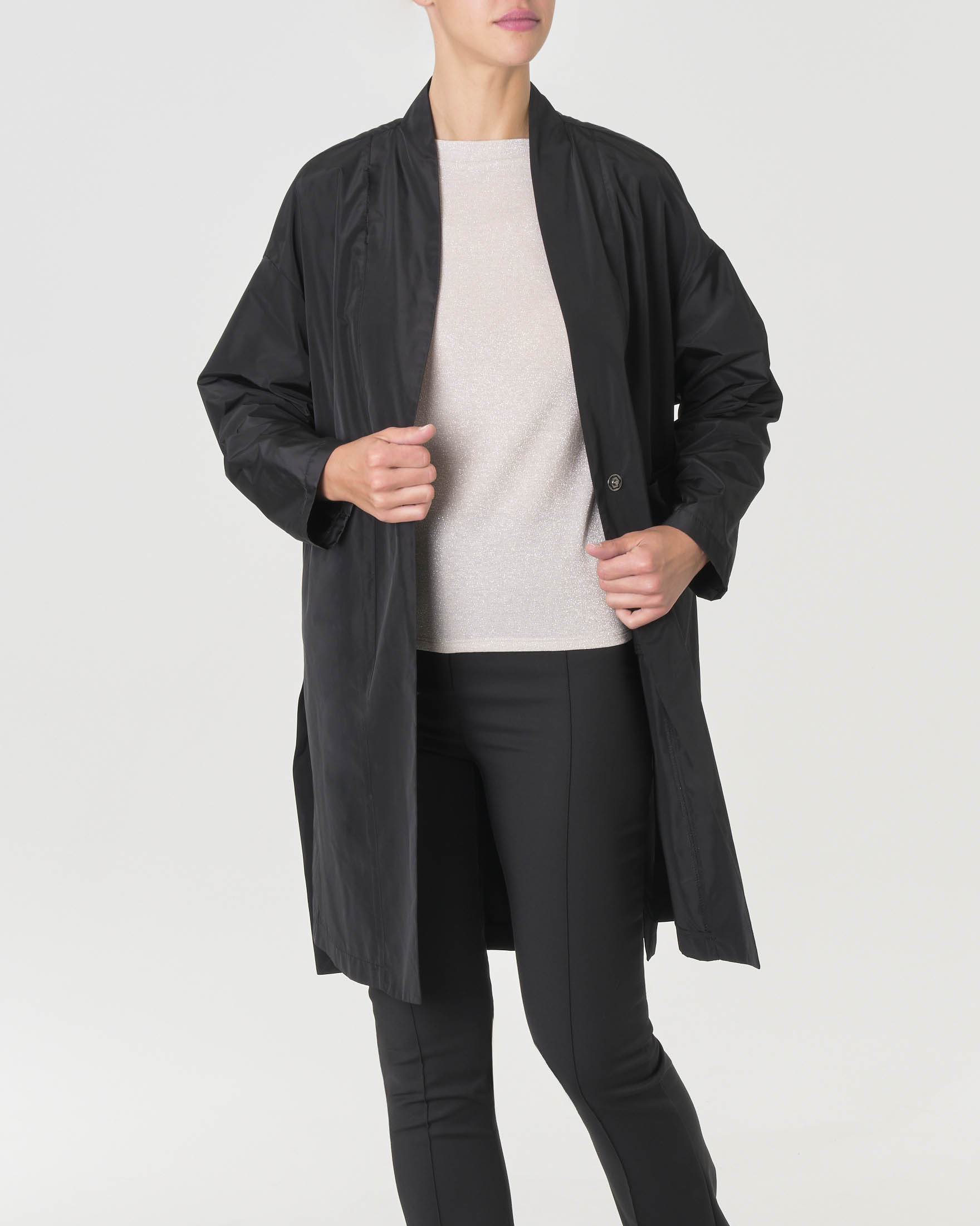 Caban nero in tessuto semilucido dalla linea a kimono con scollo a V e spacchi laterali image