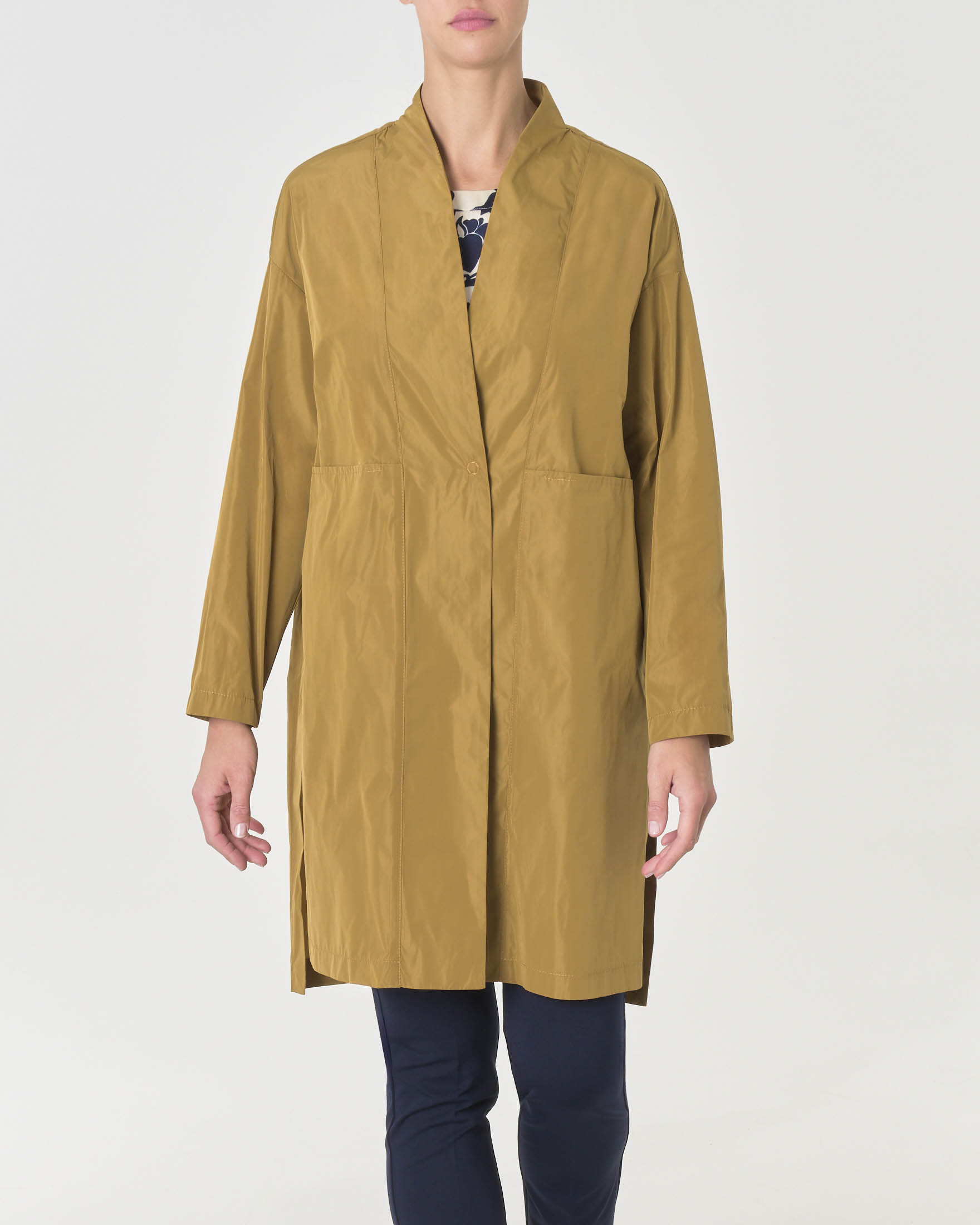 Caban color ocra in tessuto semilucido dalla linea a kimono con scollo a V e spacchi laterali