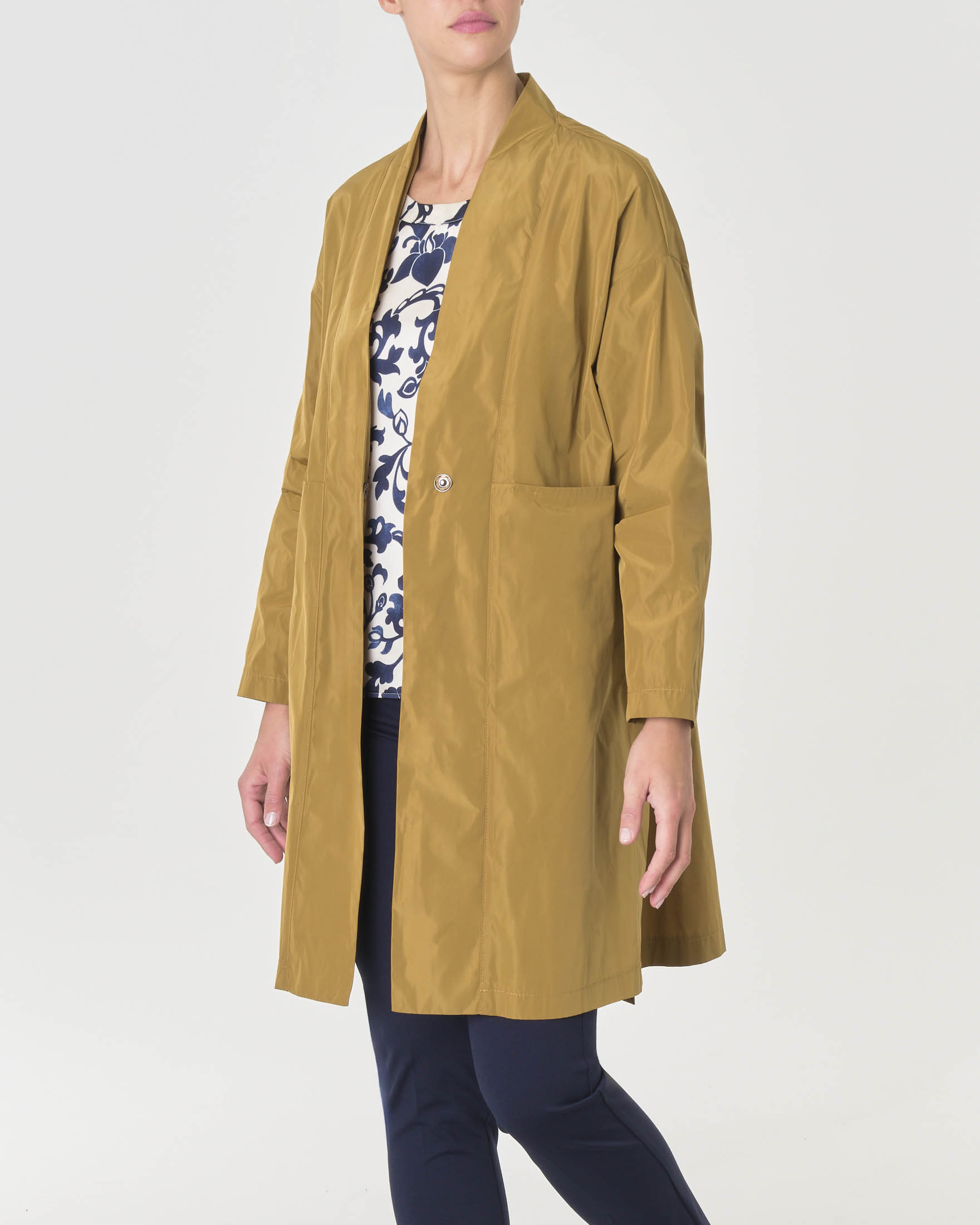 Caban color ocra in tessuto semilucido dalla linea a kimono con scollo a V e spacchi laterali image