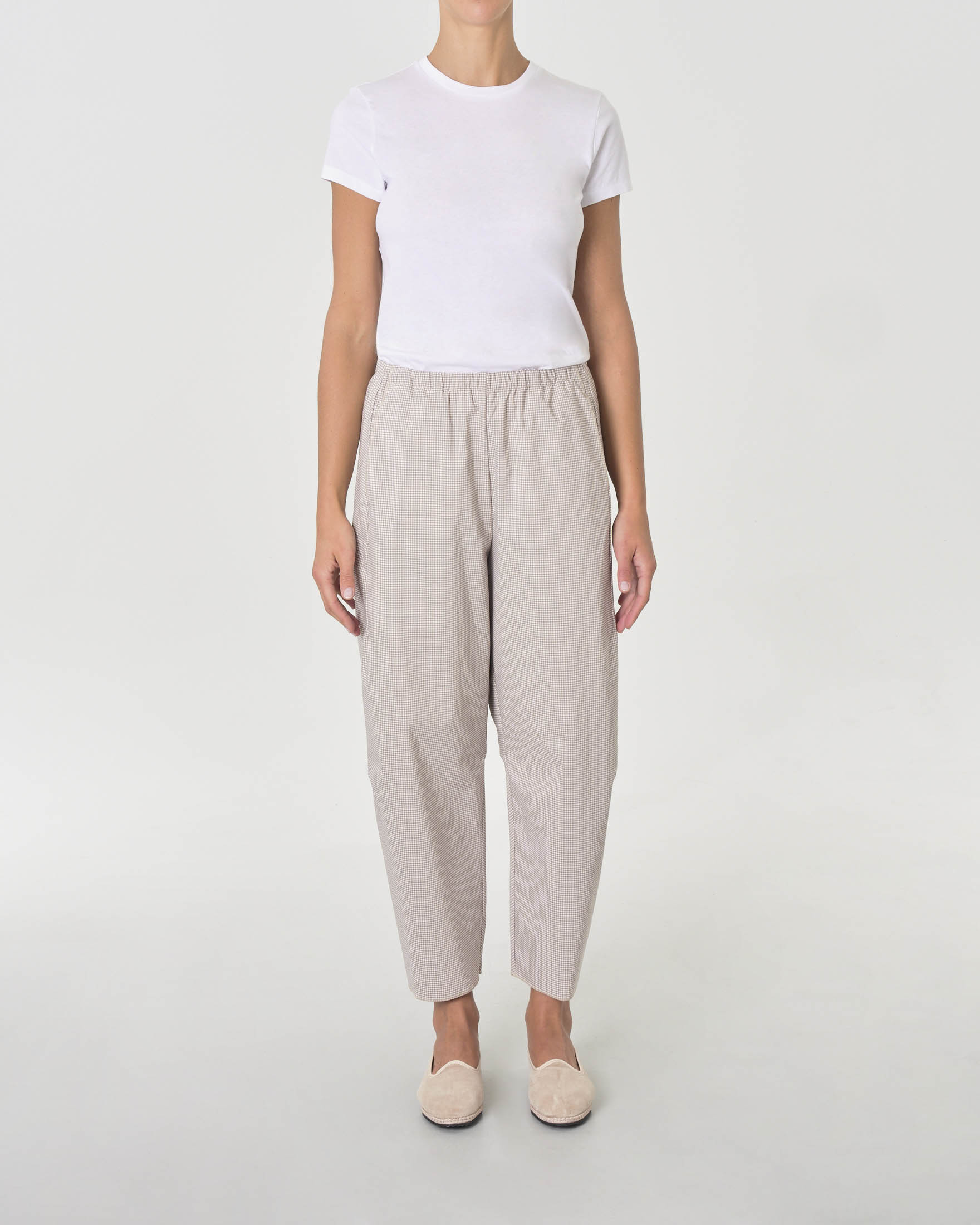 Pantaloni a quadretti vichy bianchi e beige in bengalina di viscosa stretch dalla linea a pagliaccio