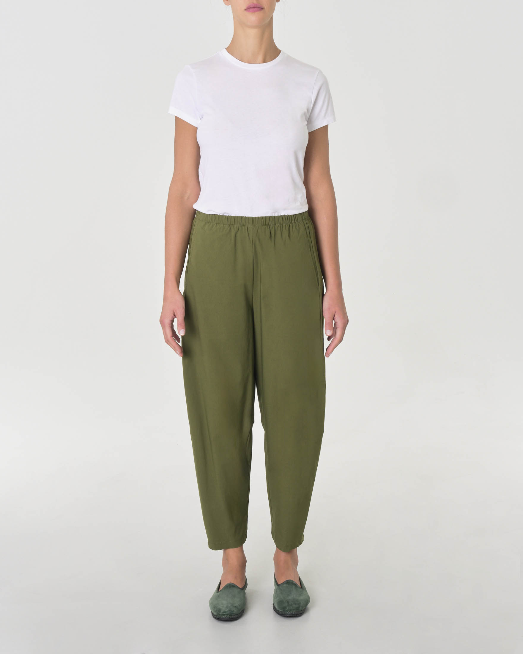 Pantaloni verdi in bengalina di viscosa stretch dalla linea a pagliaccio