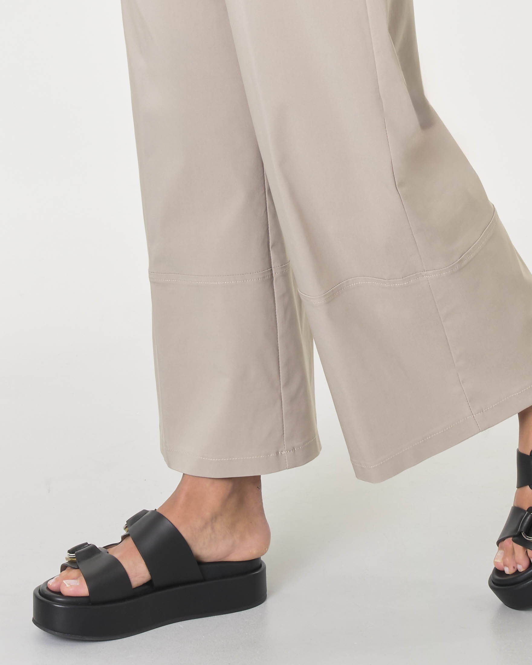 Pantaloni beige in bengalina di viscosa stretch dalla linea wide con elastico inserito in vita image