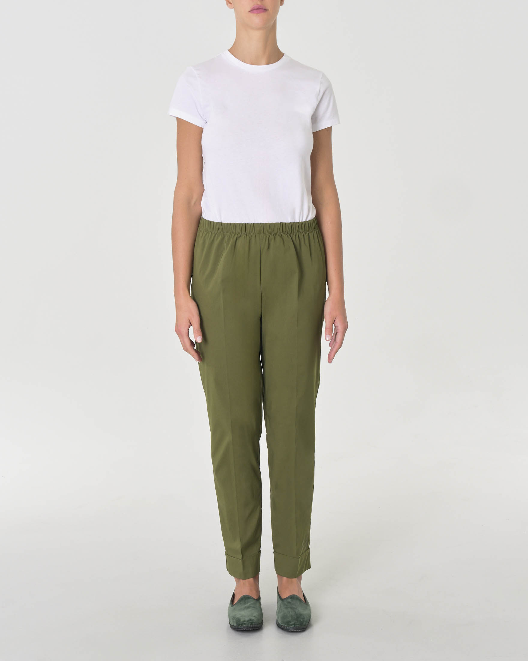 Pantaloni slim verdi in bengalina di viscosa stretch con risvolto al fondo ed elastico in vita