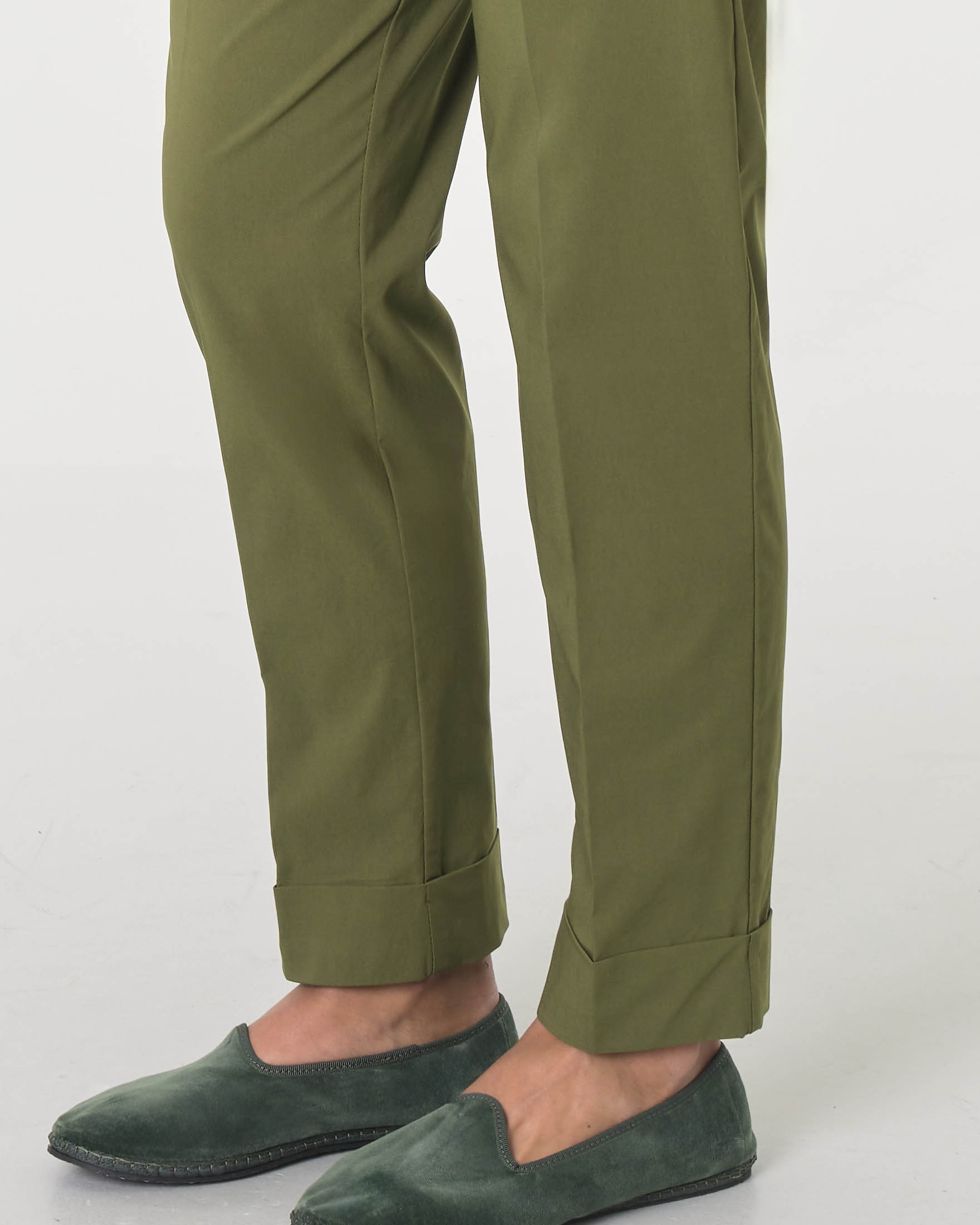 Pantaloni slim verdi in bengalina di viscosa stretch con risvolto al fondo ed elastico in vita image
