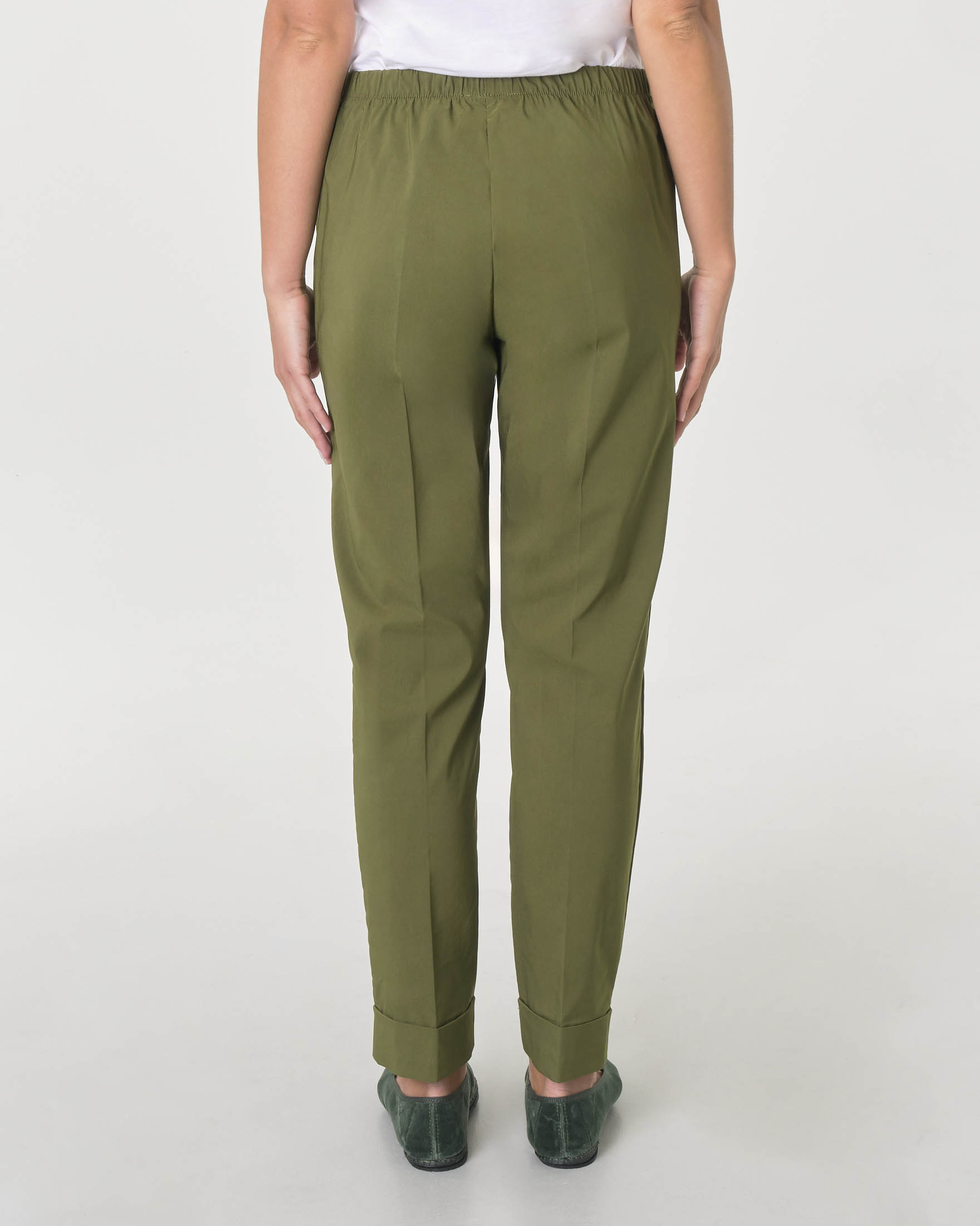 Pantaloni slim verdi in bengalina di viscosa stretch con risvolto