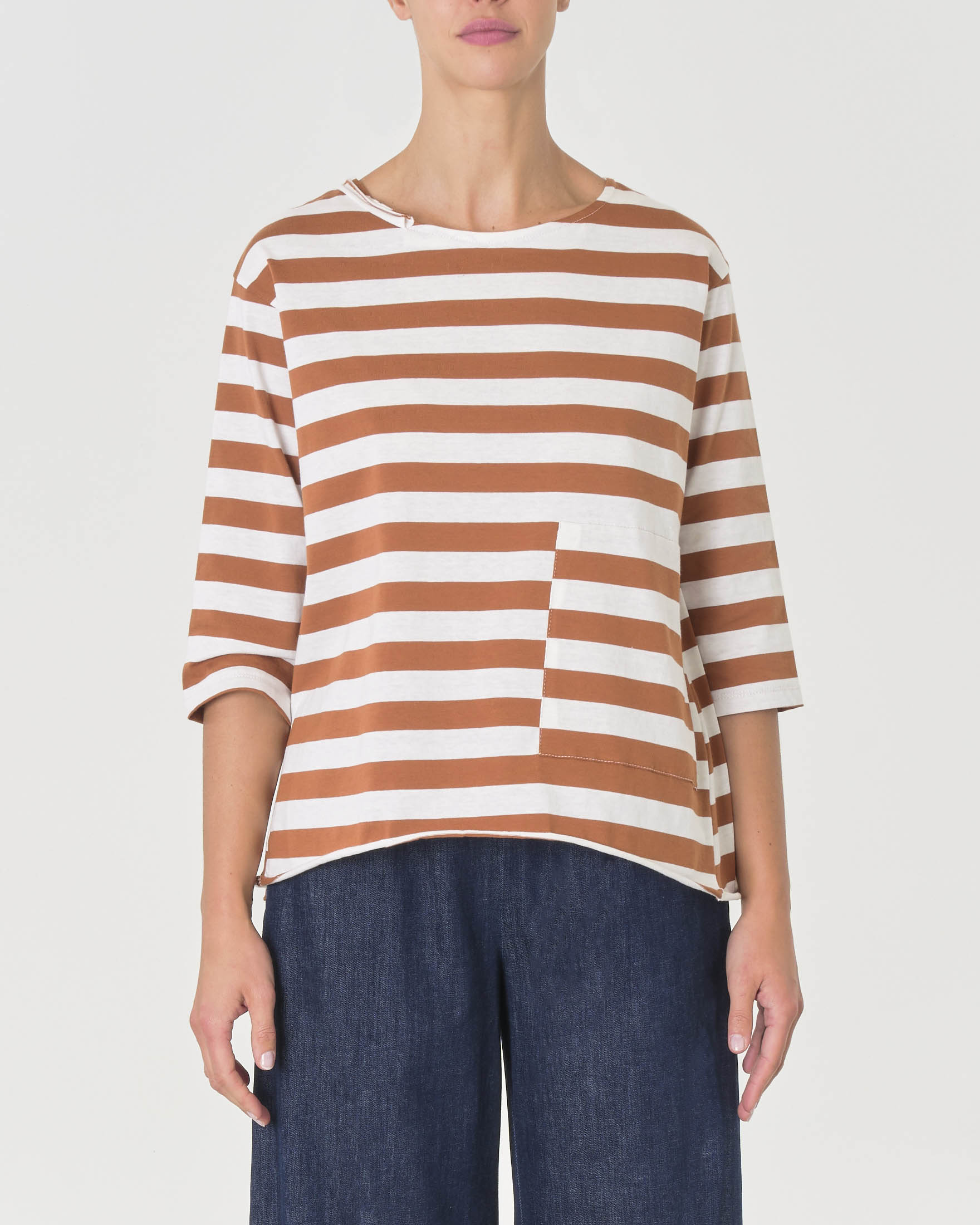 T-shirt bianca a righe color coccio in cotone con maniche tre quarti e tasca laterale