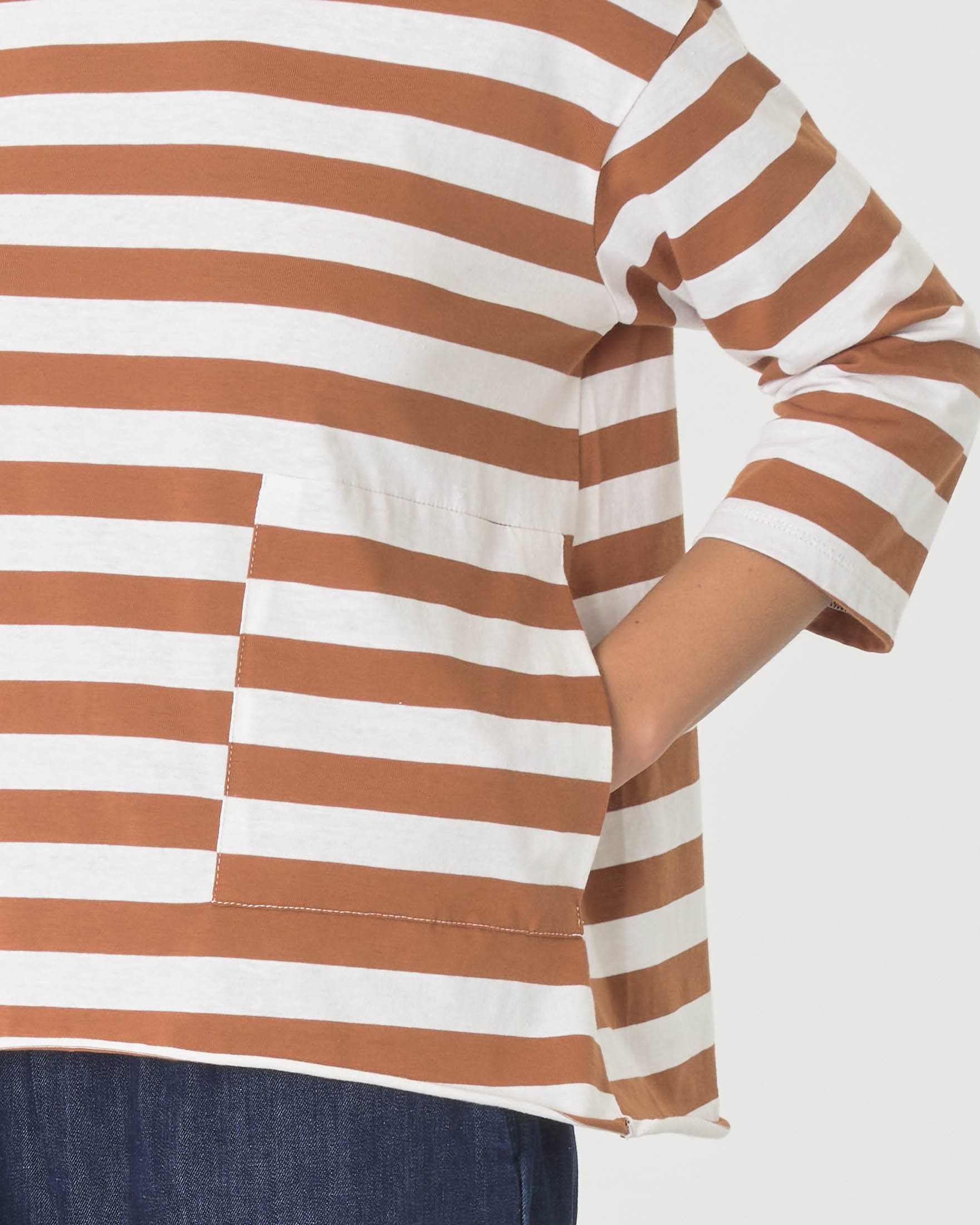 T-shirt bianca a righe color coccio in cotone con maniche tre quarti e tasca laterale image