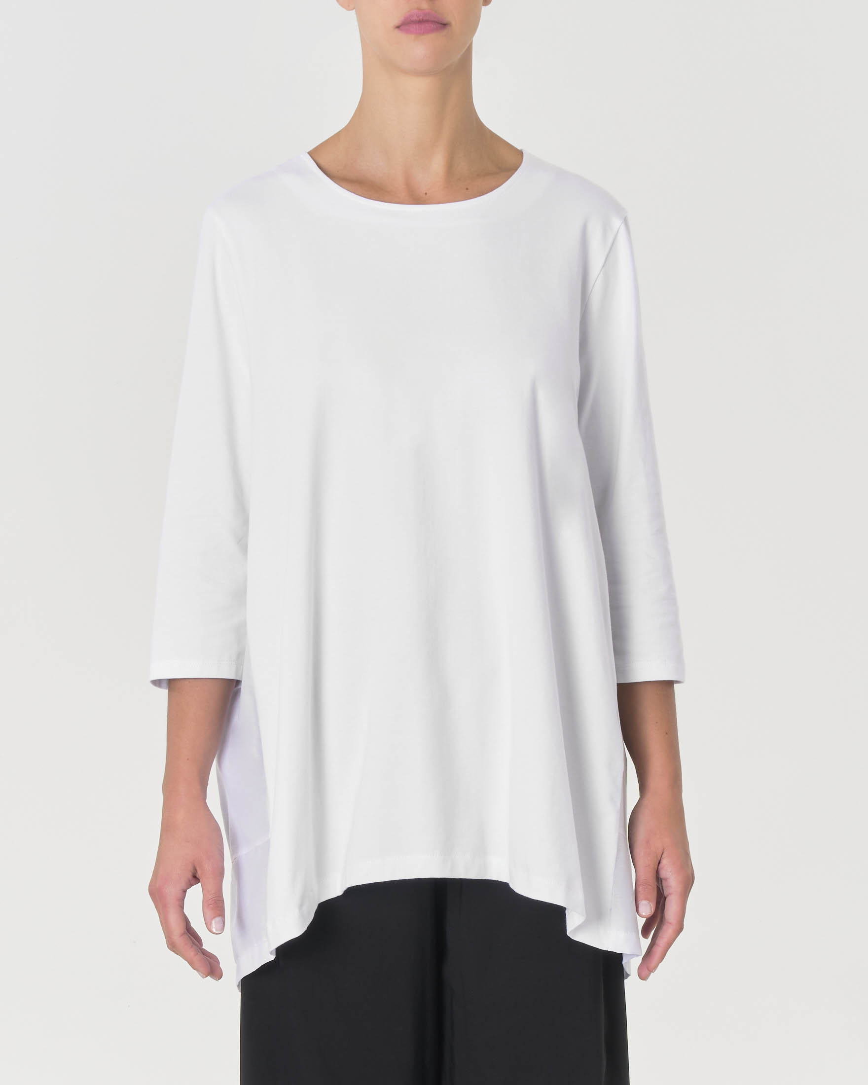 T-shirt bianca in cotone stretch girocollo con maniche tre quarti a retro in popeline