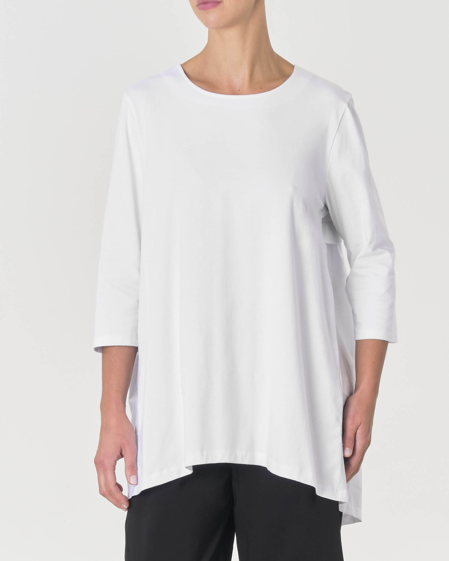 T-shirt bianca in cotone stretch girocollo con maniche tre quarti a retro in popeline image