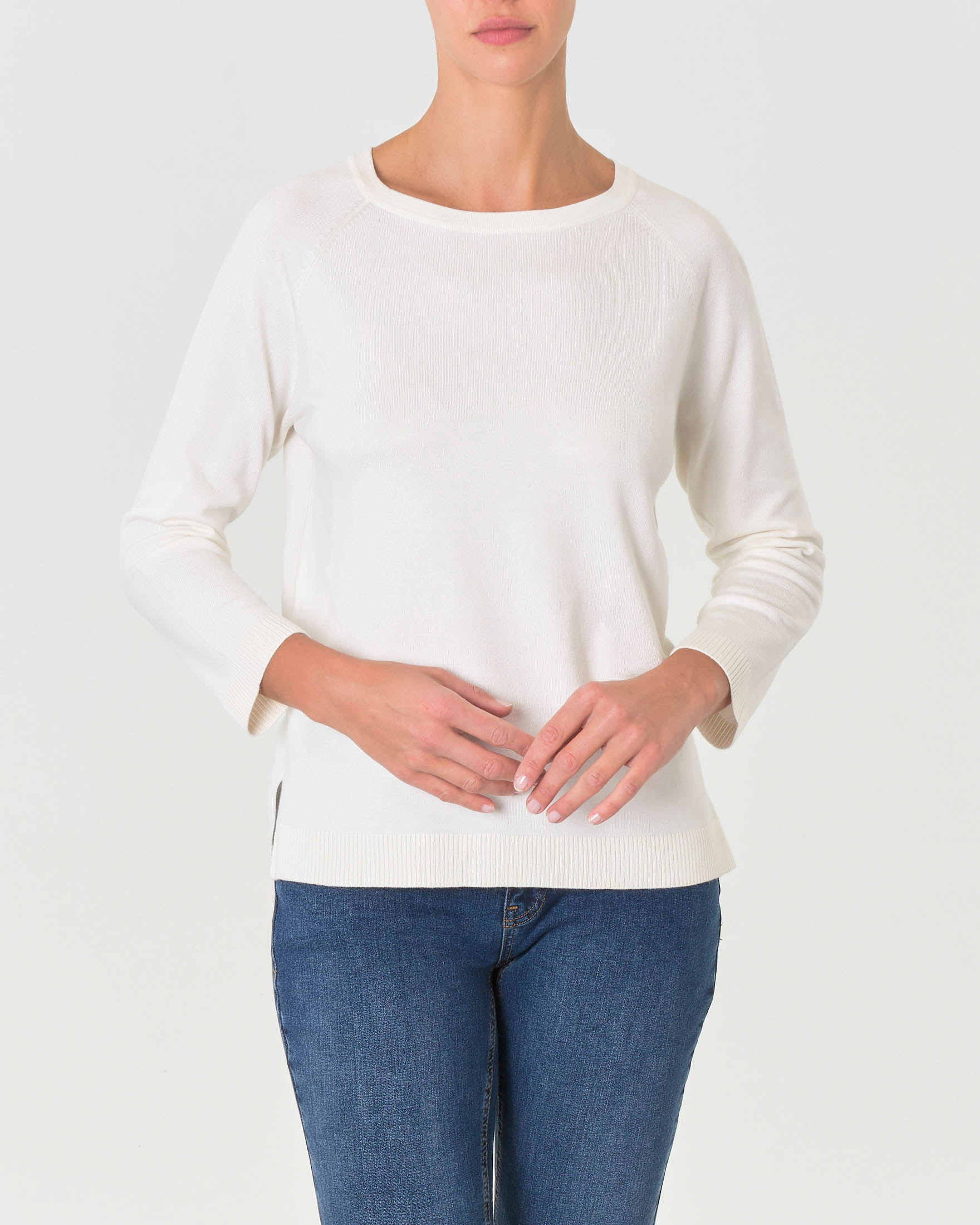 Maglia bianca in misto viscosa con scollo a barchetta e spacchetti laterali