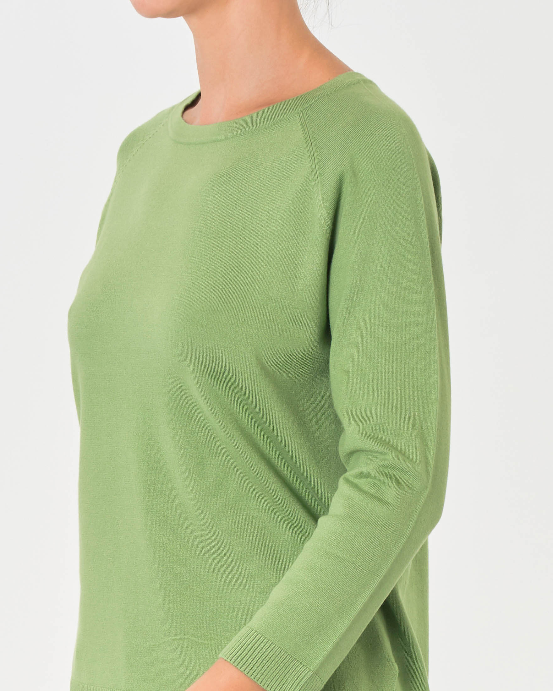 Maglia verde in misto viscosa con scollo a barchetta e spacchetti laterali image