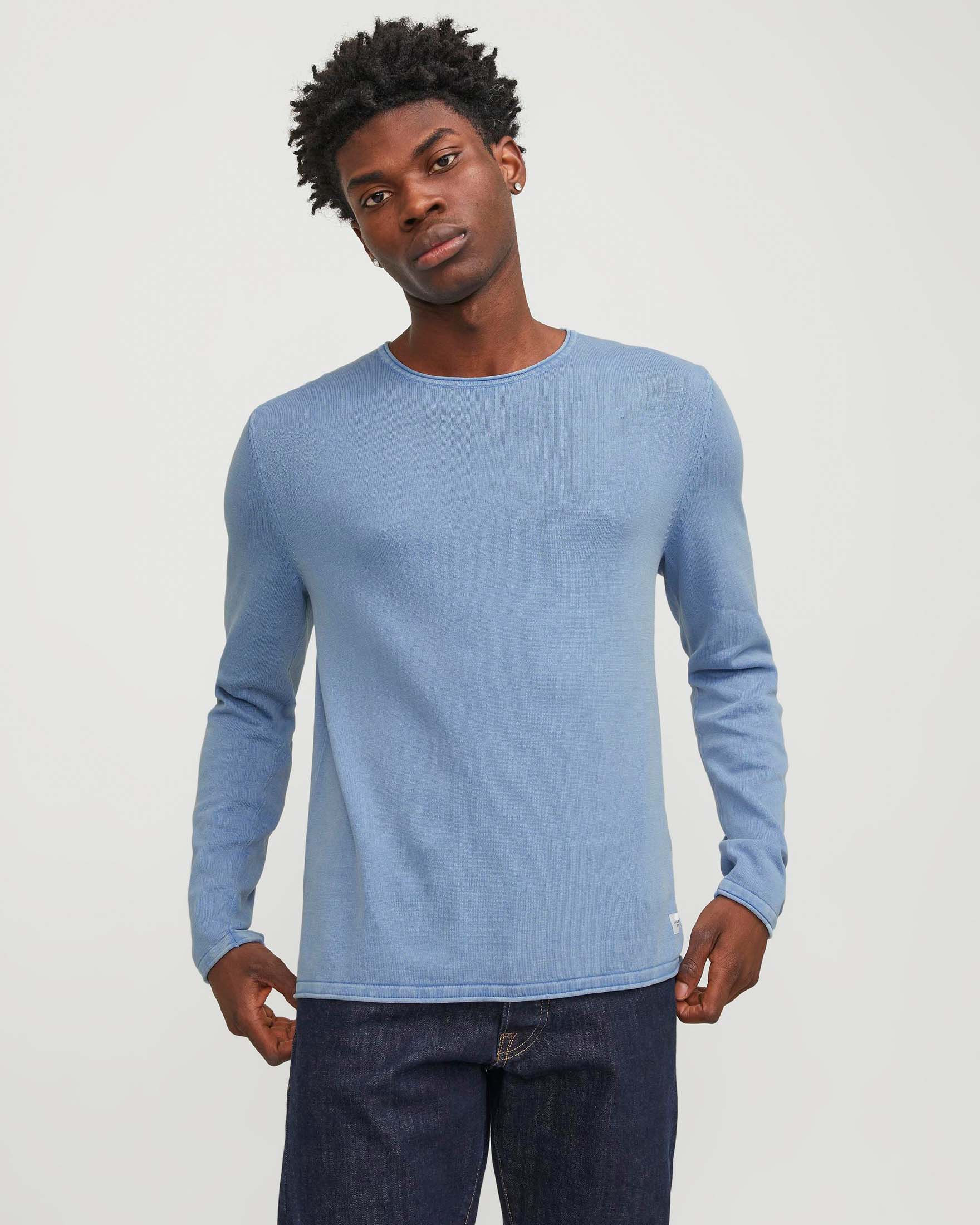 Maglia azzurra in puro cotone con scollo tondo e bordi arrotolati