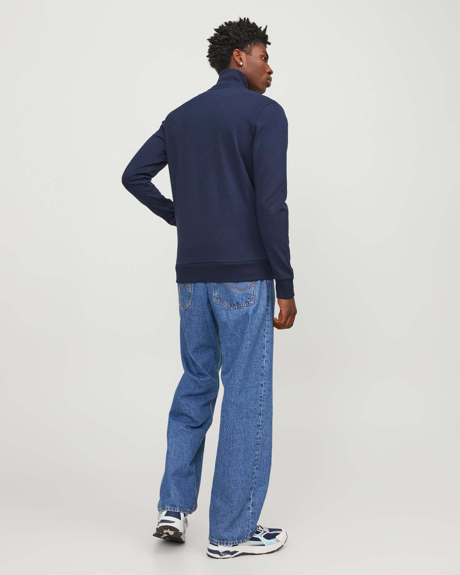 Felpa blu a collo alto in misto cotone con logo ricamato e chiusura a cerniera frontale image