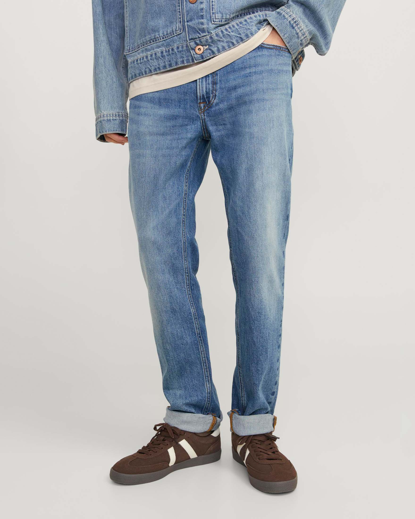 Jeans regular-fit a vita media in cotone stretch lavaggio chiaro stone washed con sabbiature e leggere baffature