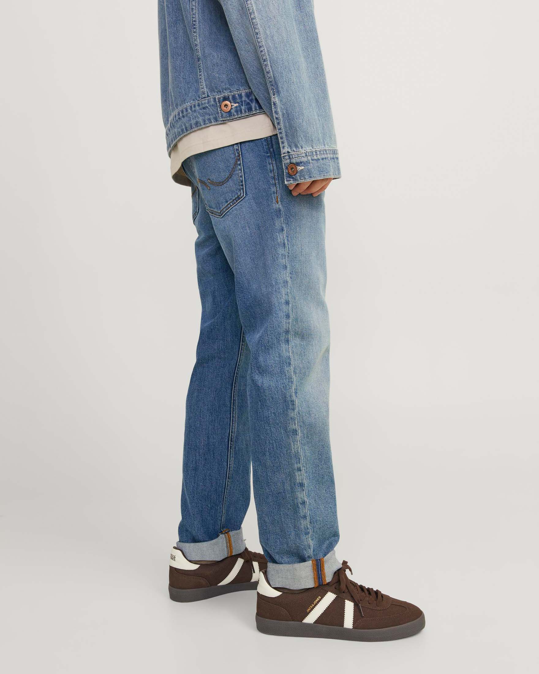 Jeans regular-fit a vita media in cotone stretch lavaggio chiaro stone washed con sabbiature e leggere baffature