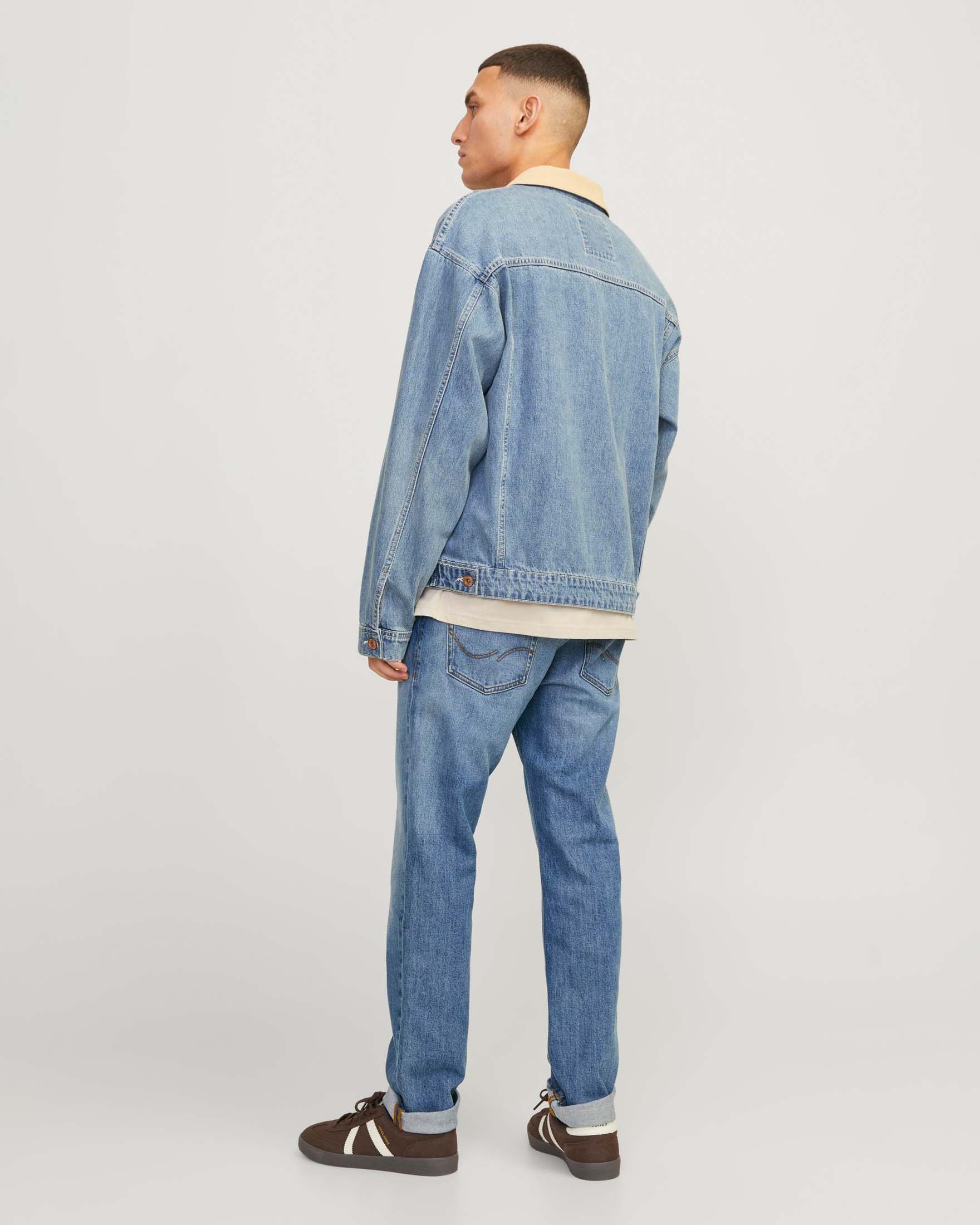 Jeans regular-fit a vita media in cotone stretch lavaggio chiaro stone washed con sabbiature e leggere baffature