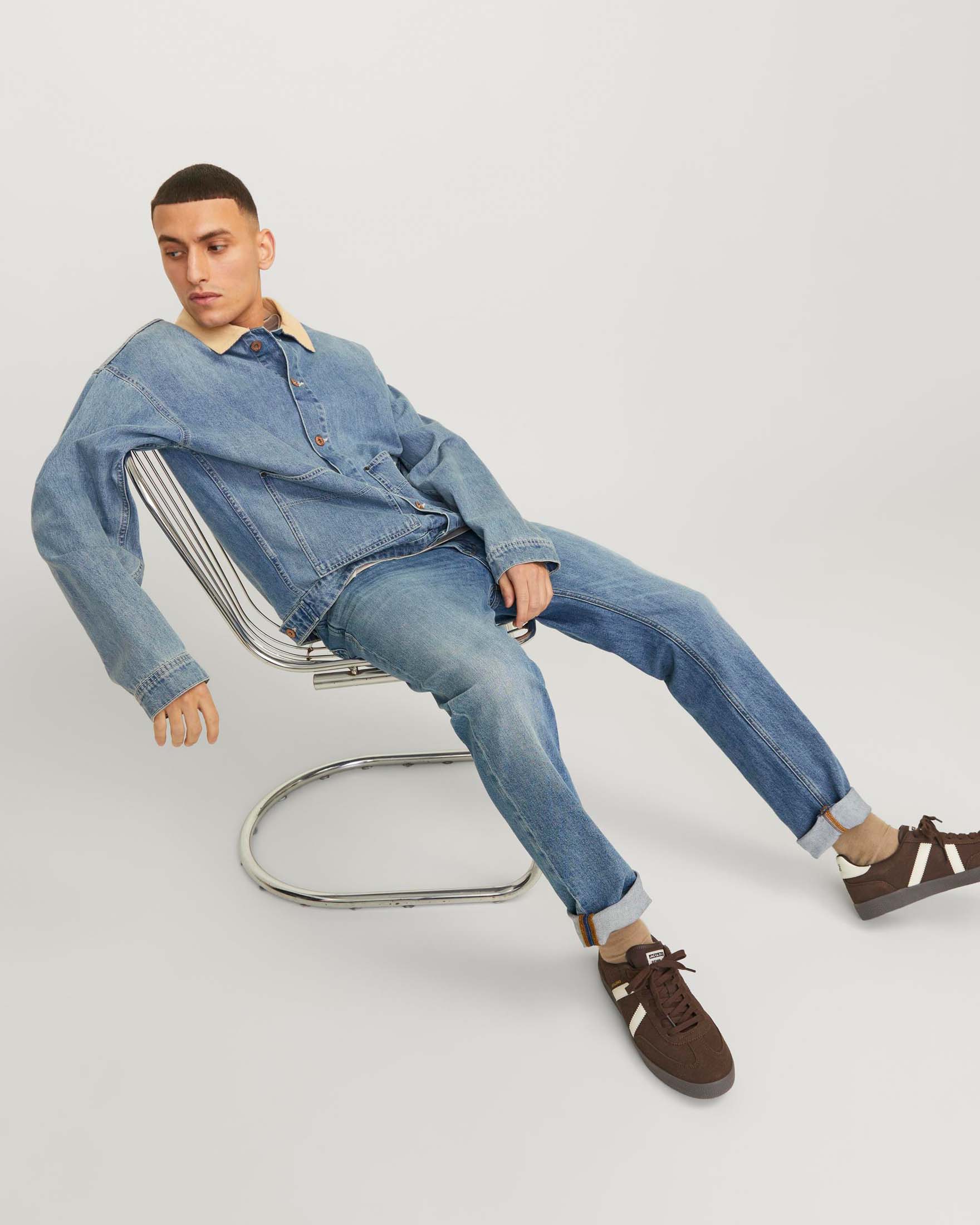 Jeans regular-fit a vita media in cotone stretch lavaggio chiaro stone washed con sabbiature e leggere baffature