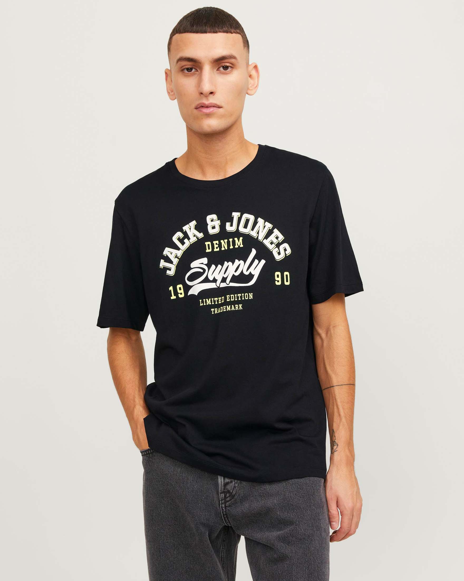 T-shirt nera regular-fit in puro cotone con stampa logo frontale in stile college frontale